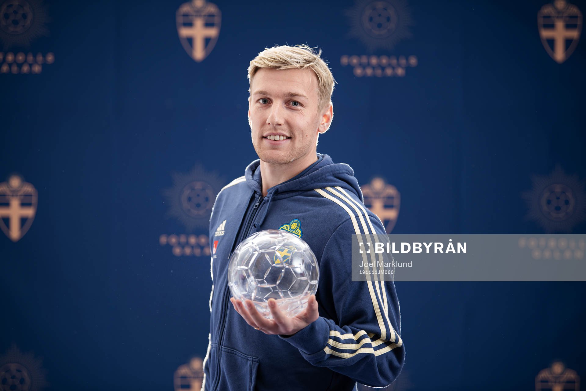 Sveriges Emil Forsberg poserar med sitt pris för Årets