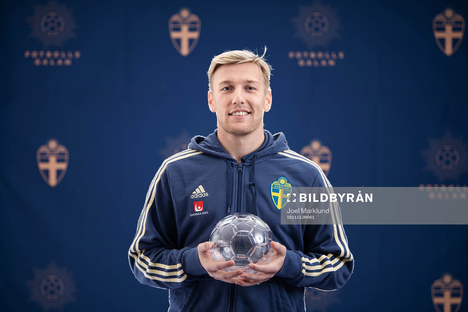 Sveriges Emil Forsberg poserar med sitt pris för Årets