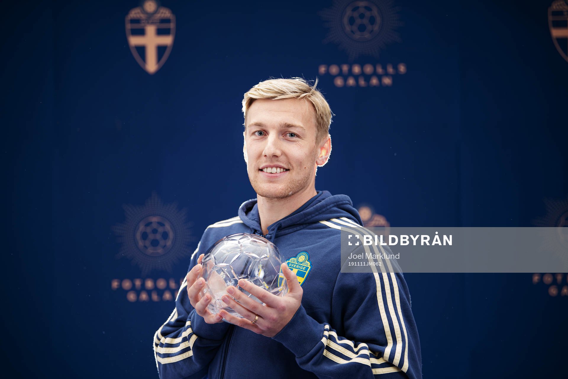Sveriges Emil Forsberg poserar med sitt pris för Årets