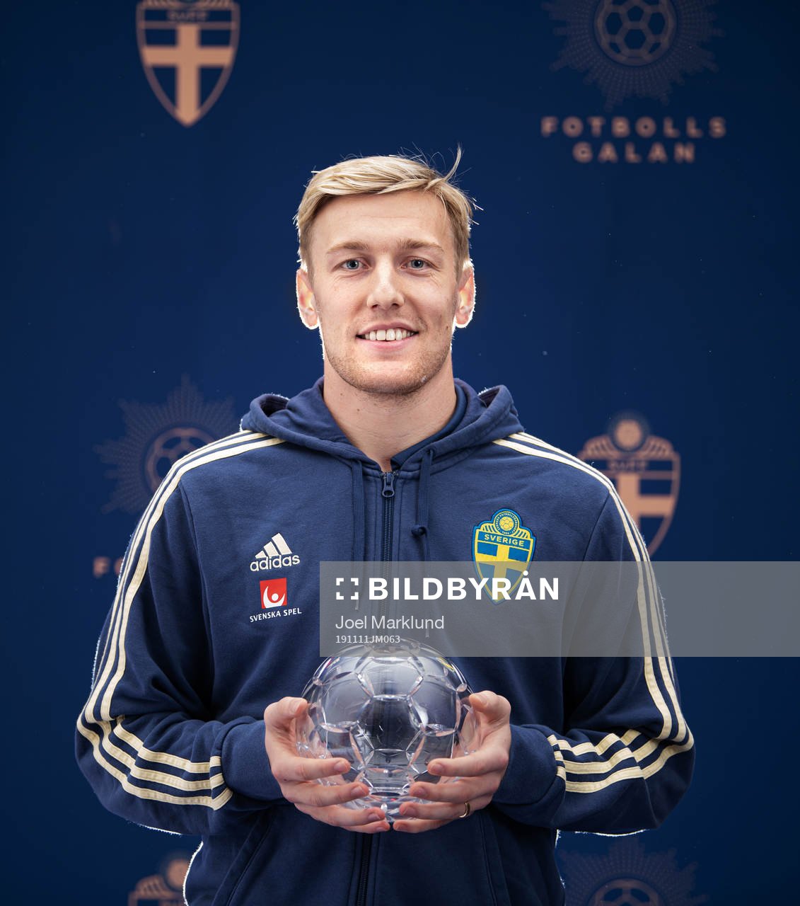 Sveriges Emil Forsberg poserar med sitt pris för Årets