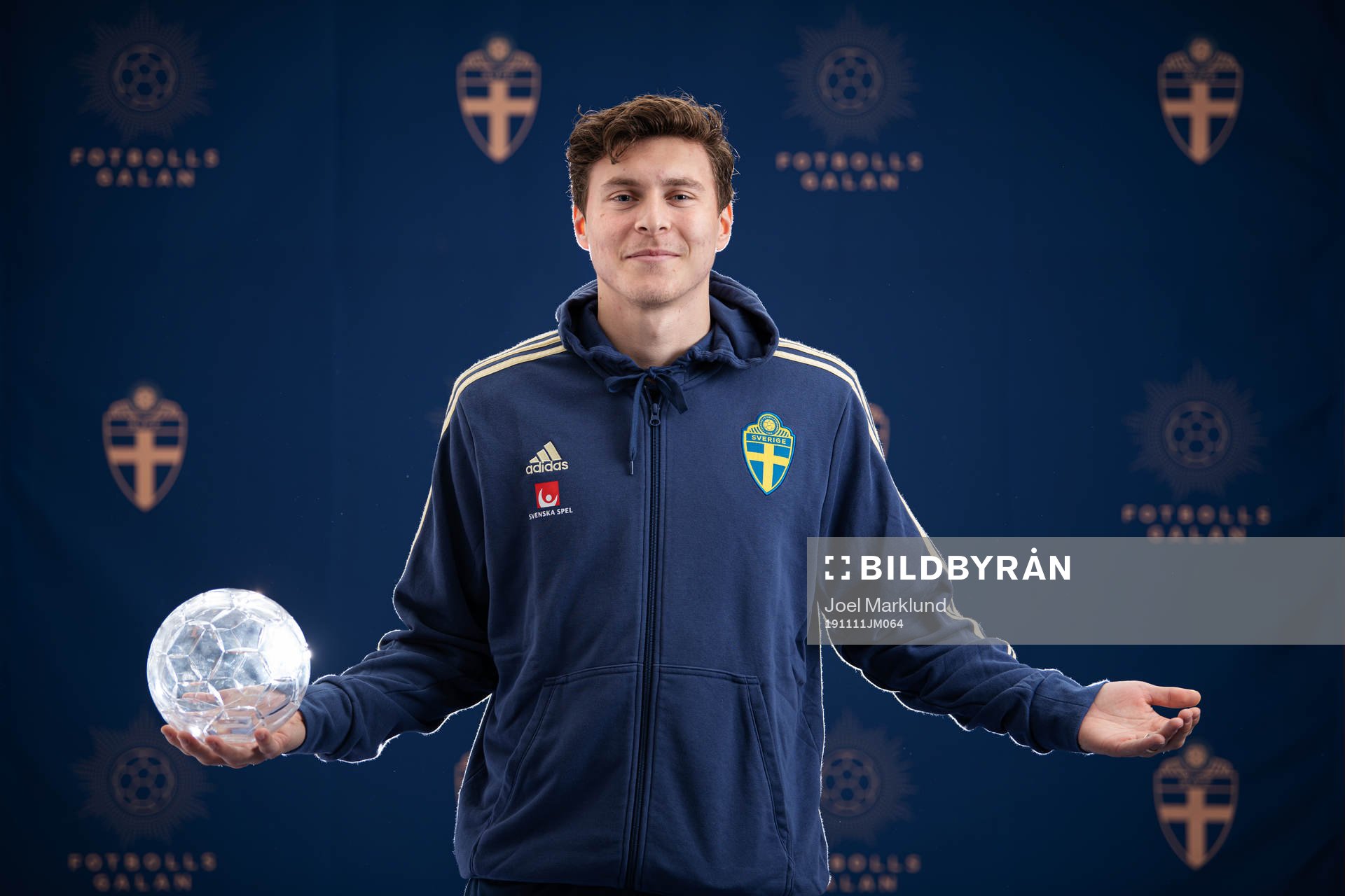 Sveriges Victor Nilsson Lindelöf poserar med sitt pris