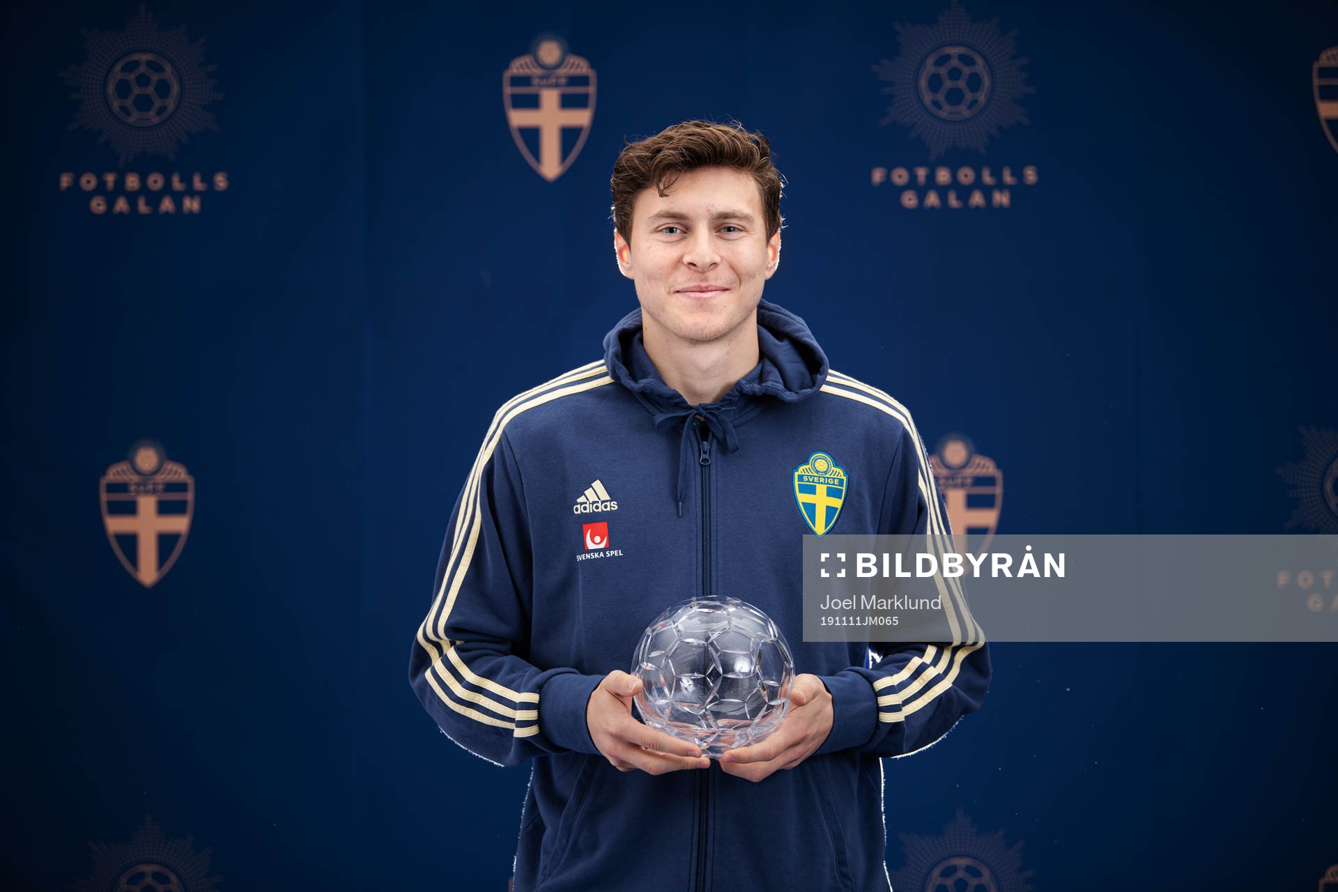 Sveriges Victor Nilsson Lindelöf poserar med sitt pris