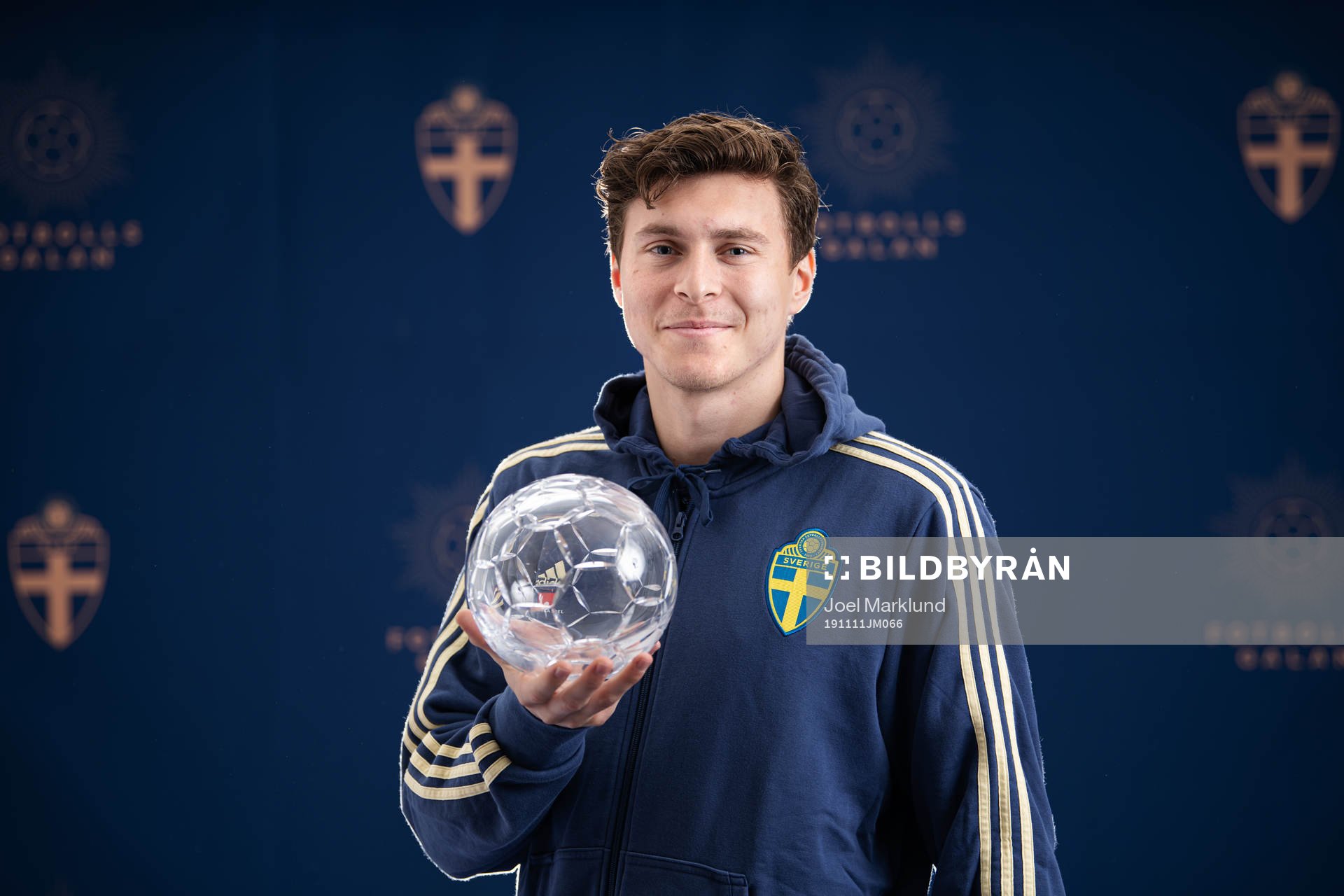 Sveriges Victor Nilsson Lindelöf poserar med sitt pris