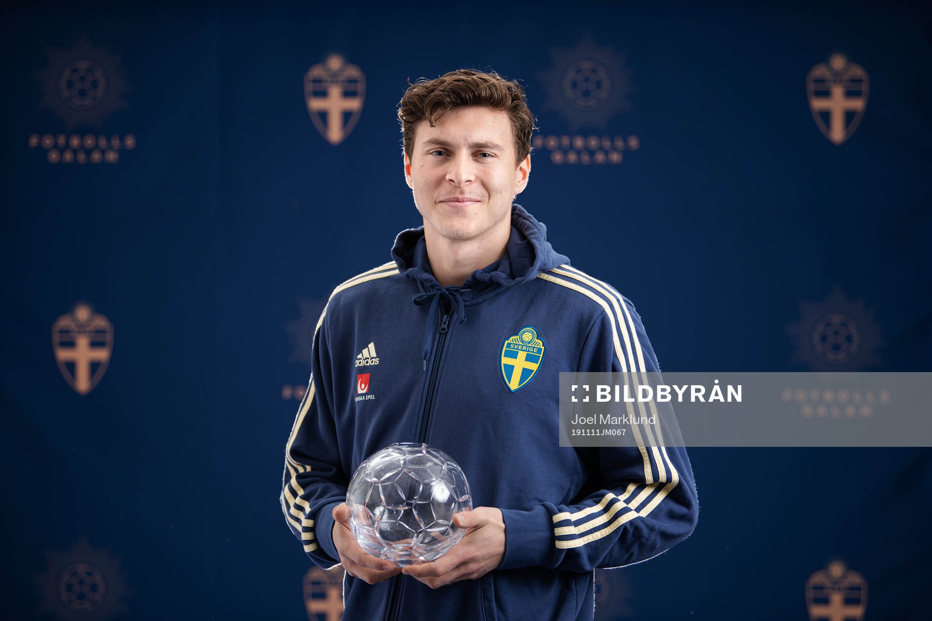 Sveriges Victor Nilsson Lindelöf poserar med sitt pris