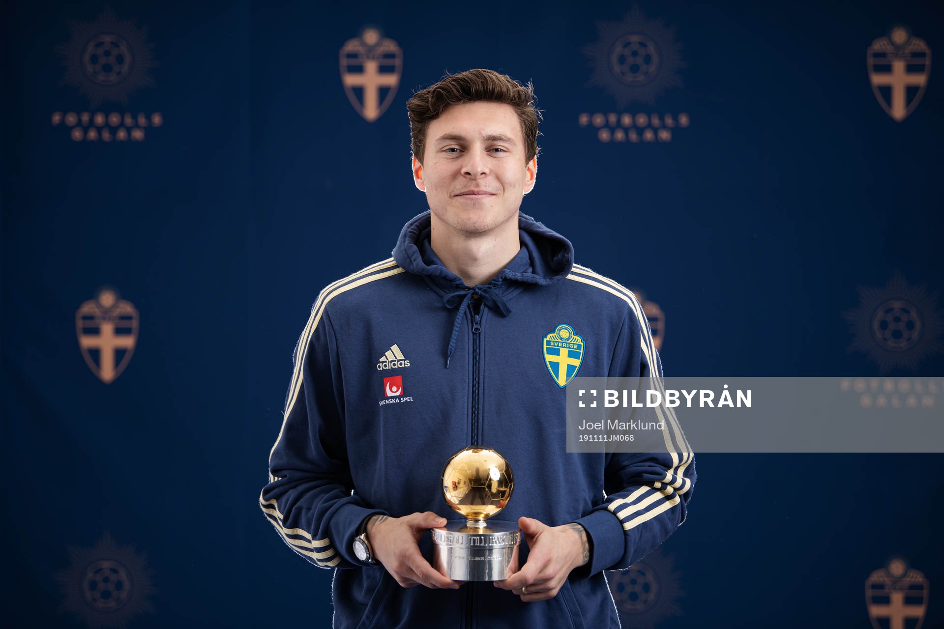 Sveriges Victor Nilsson Lindelöf poserar med Guldbollen efter att ha blivit utsedd till årets bästa herrspelare, som en del av Fotbollsgalan den 11 november 2019 i Larnaca.