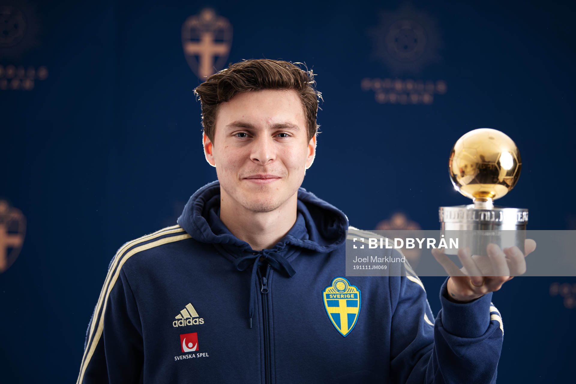 Sveriges Victor Nilsson Lindelöf poserar med Guldbollen