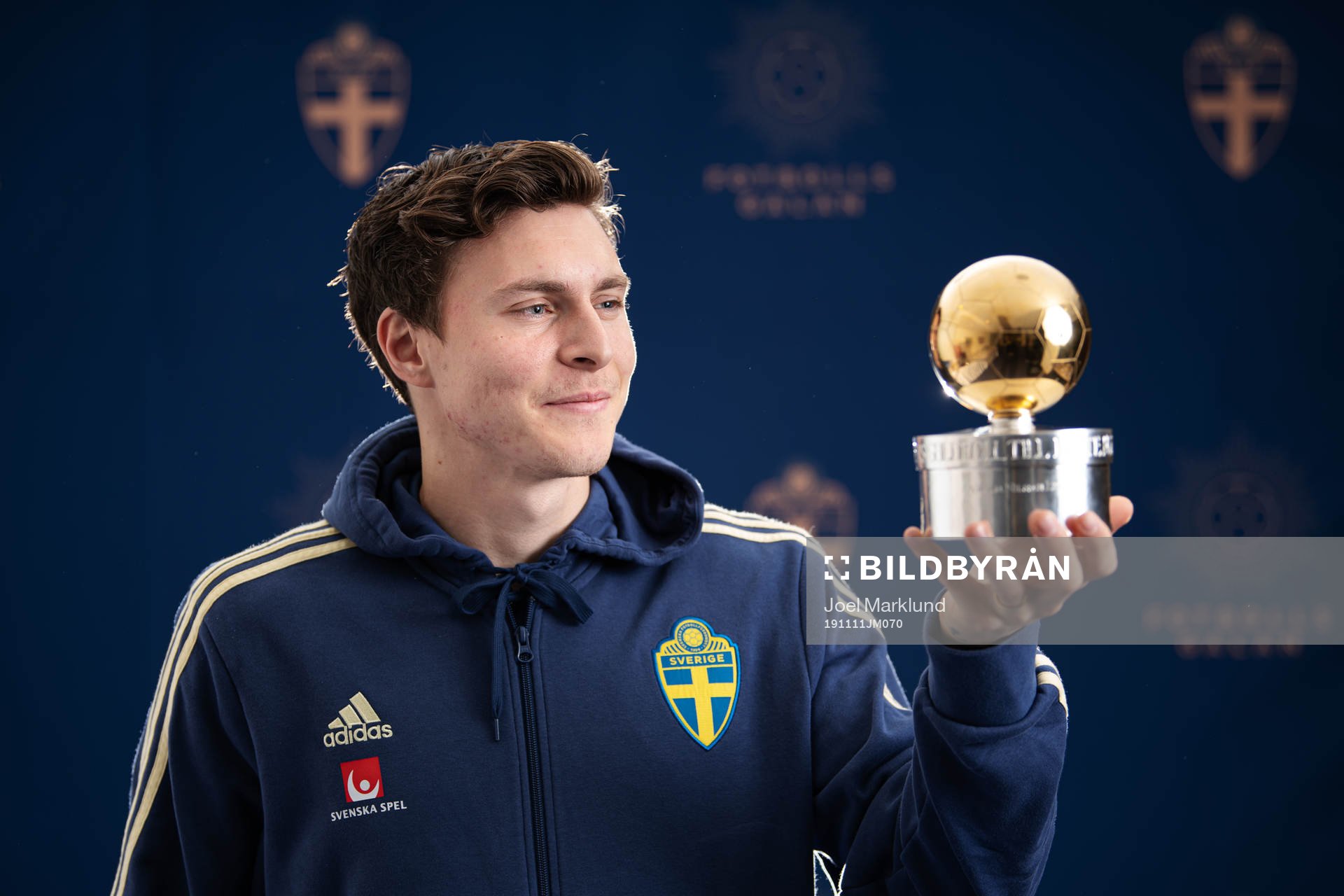 Sveriges Victor Nilsson Lindelöf poserar med Guldbollen