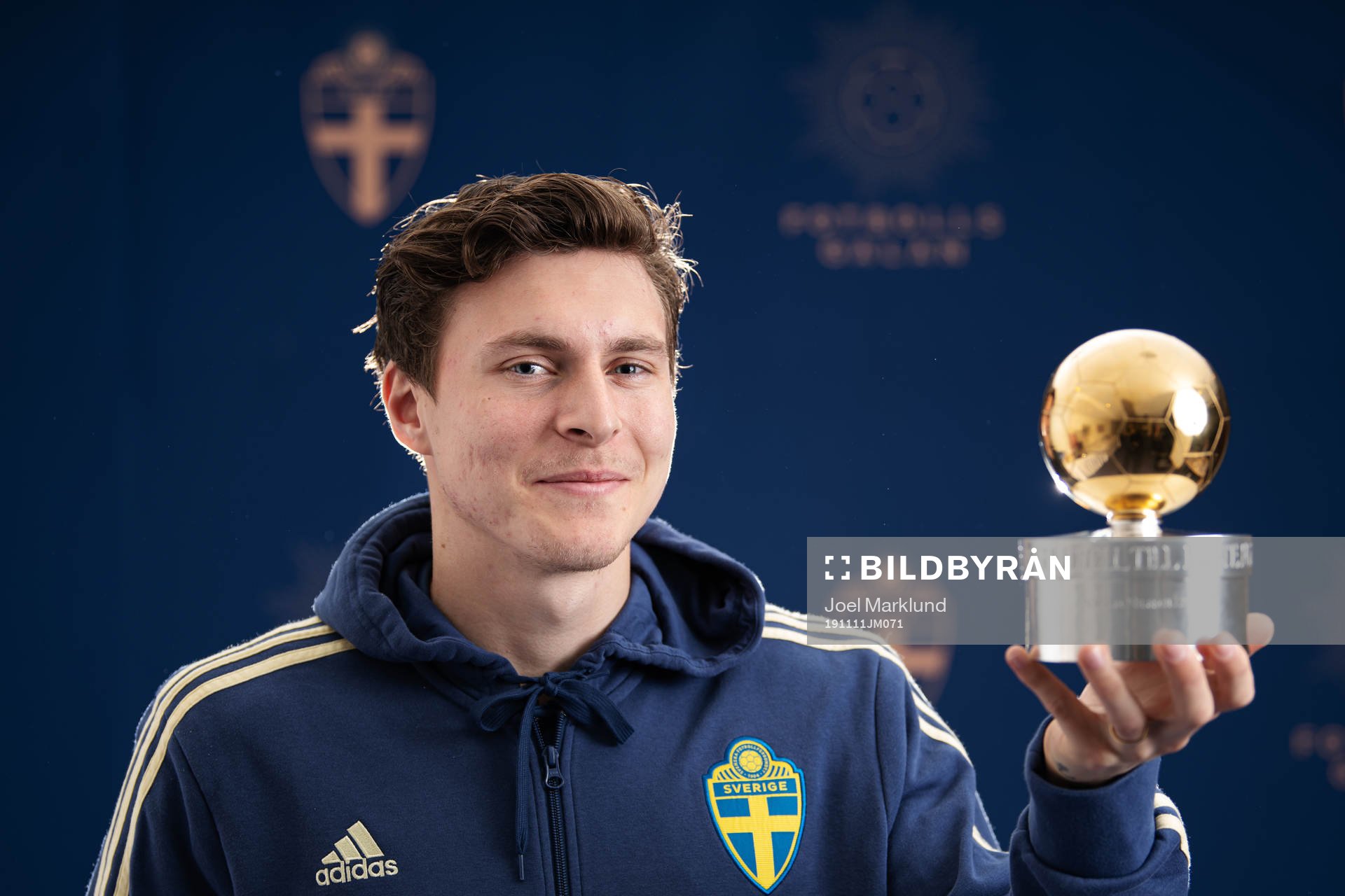 Sveriges Victor Nilsson Lindelöf poserar med Guldbollen