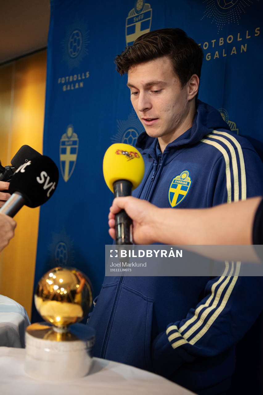 Sveriges Victor Nilsson Lindelöf blir intervjuad av media