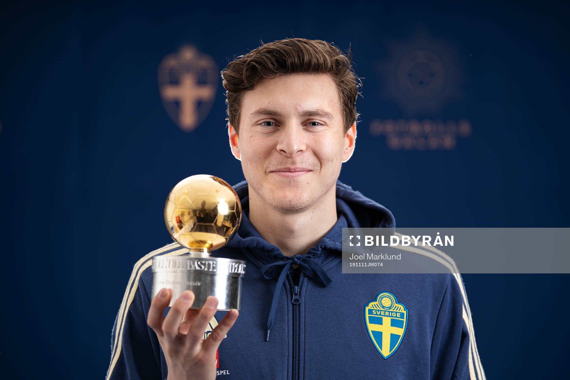 Sveriges Victor Nilsson Lindelöf poserar med Guldbollen