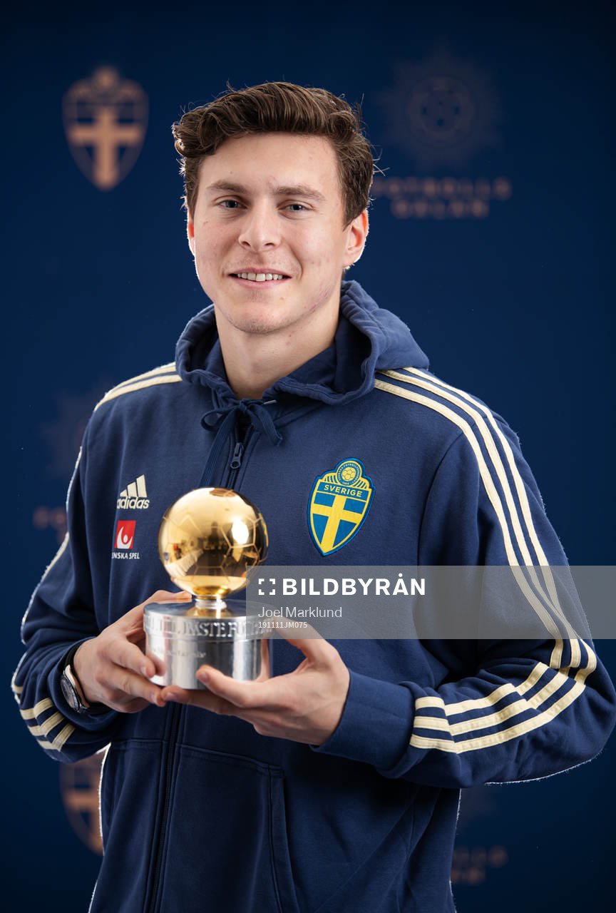 Sveriges Victor Nilsson Lindelöf poserar med Guldbollen