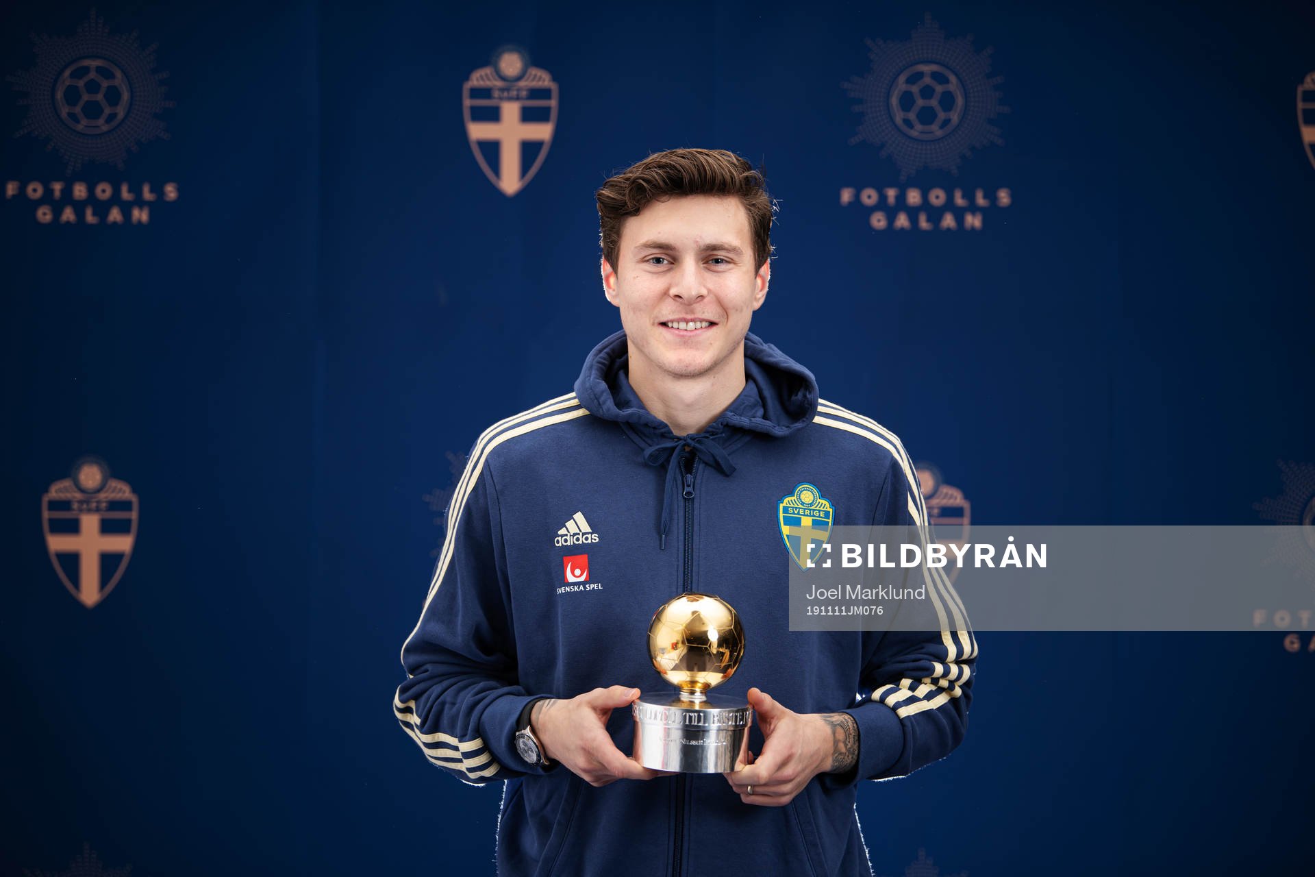 Sveriges Victor Nilsson Lindelöf poserar med Guldbollen