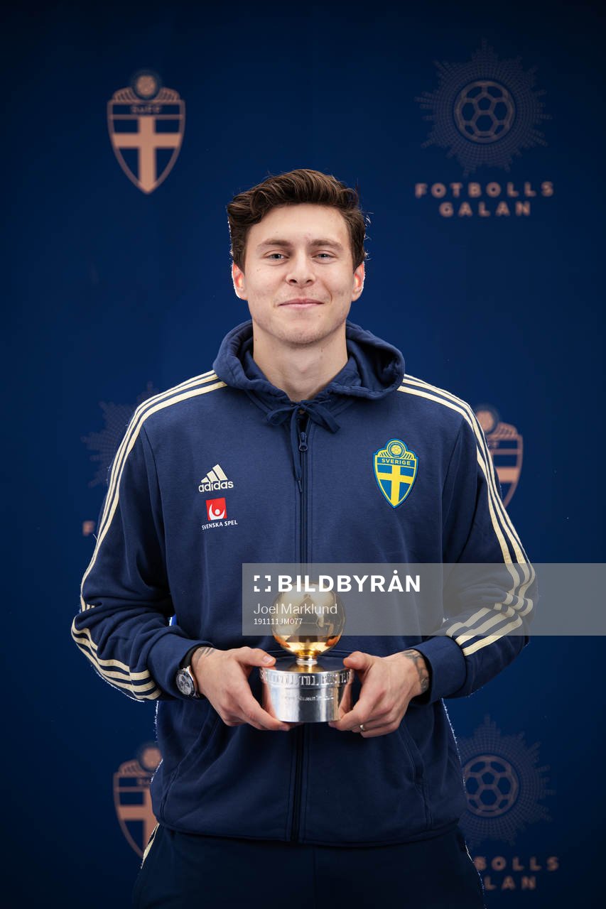 Sveriges Victor Nilsson Lindelöf poserar med Guldbollen