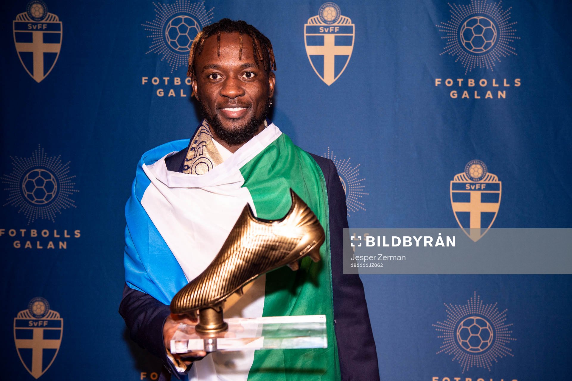 Mohamed Buya Turay poserar med priset för årets