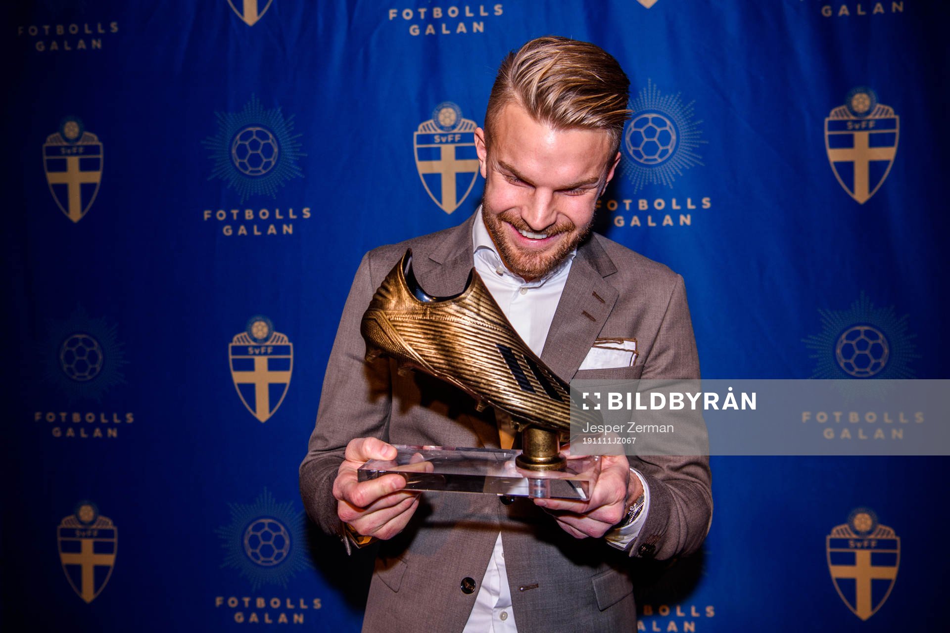 Degerfors Erik Björndahl poserar med priset för årets
