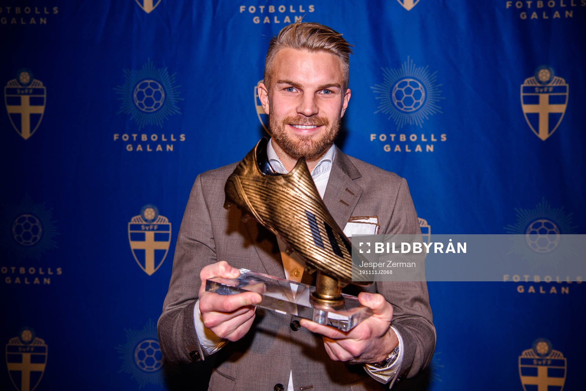 Degerfors Erik Björndahl poserar med priset för årets