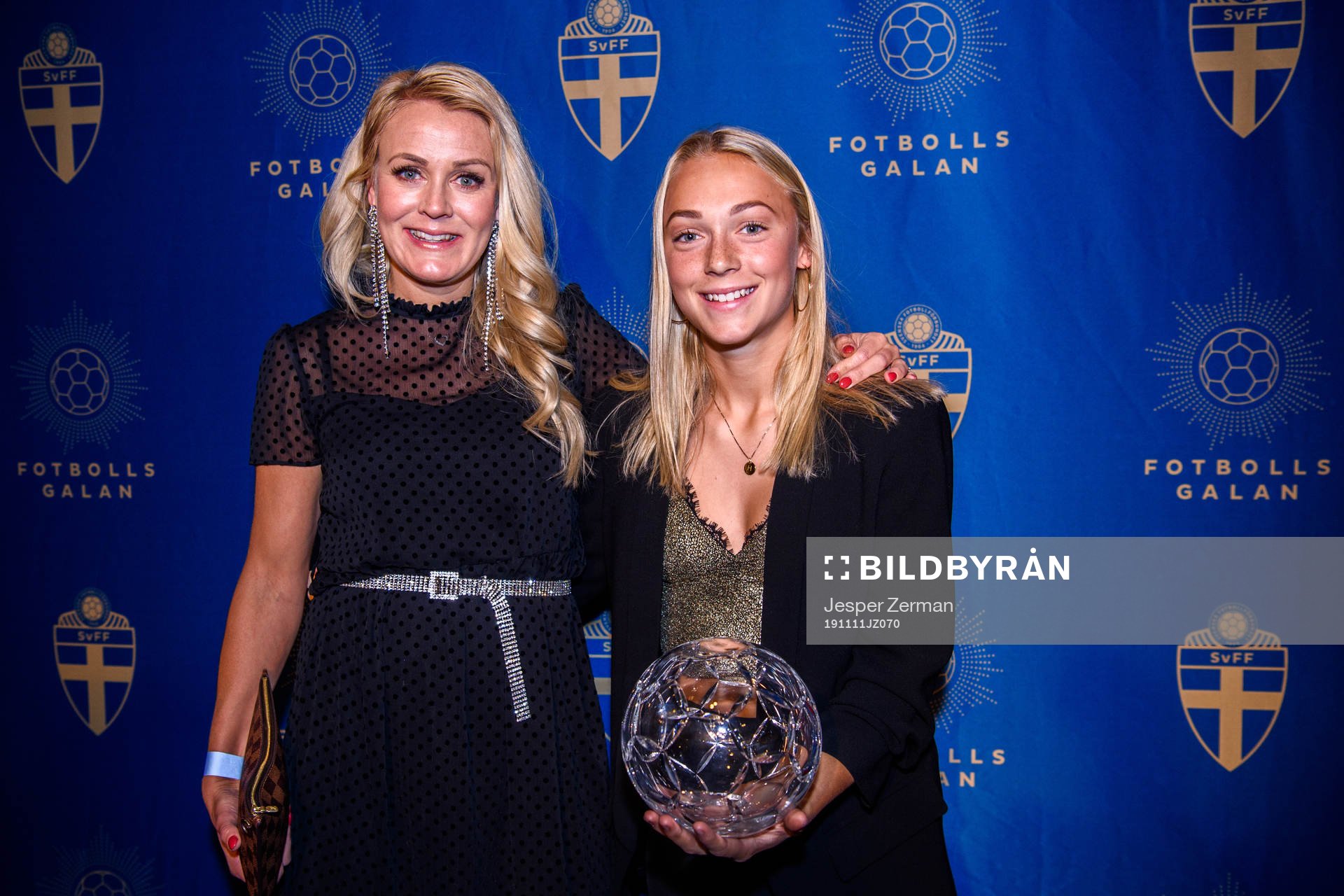 Josefin Öqvist och Hanna Bennison poserar med priset för