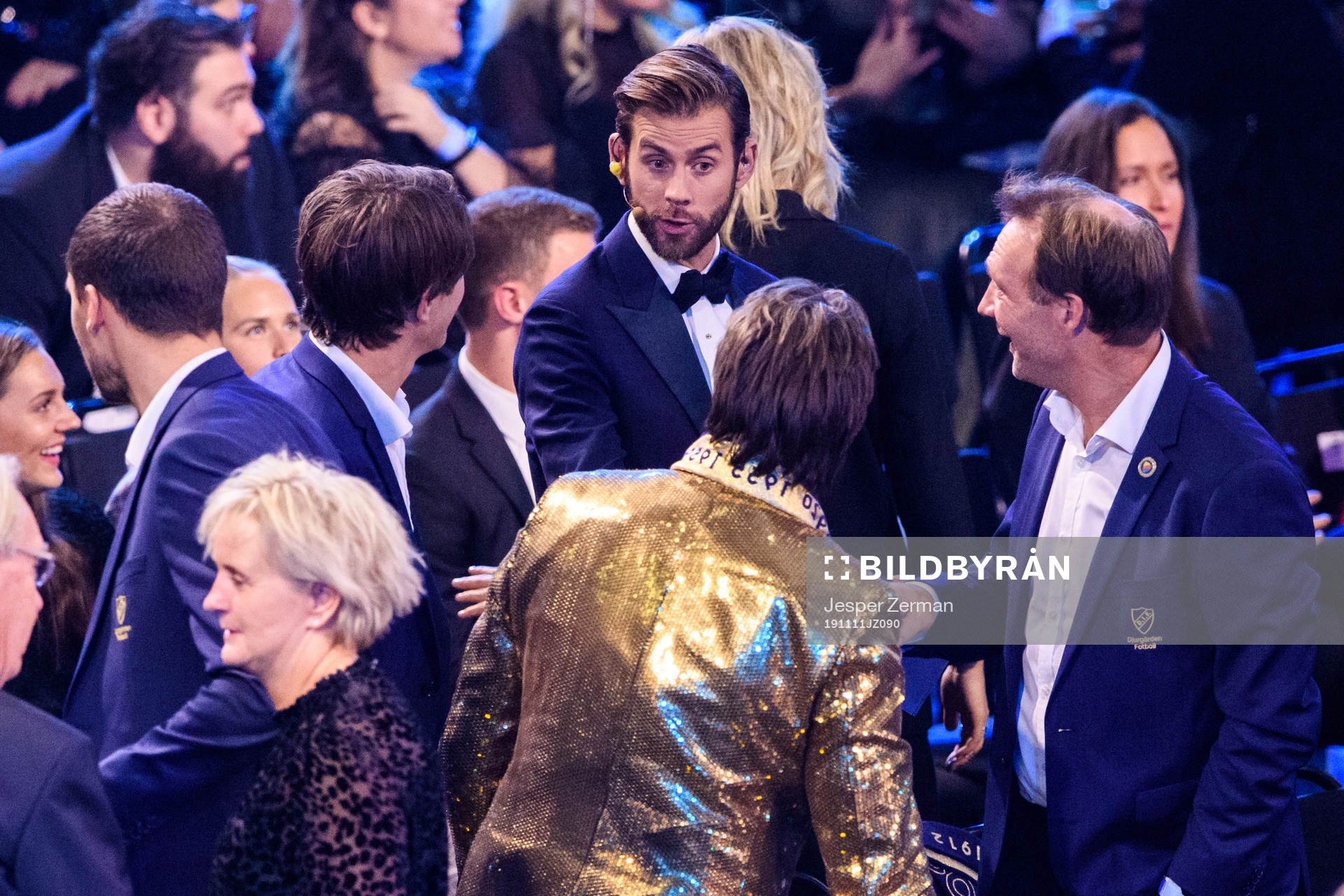 Programledare Pär Lernström pratar med Djurgårdens sportchef Bosse Andersson, tränare Kim Bergstrand och Thomas Lagerlöf under Fotbollsgalan den 11 november 2019 i Stockholm.