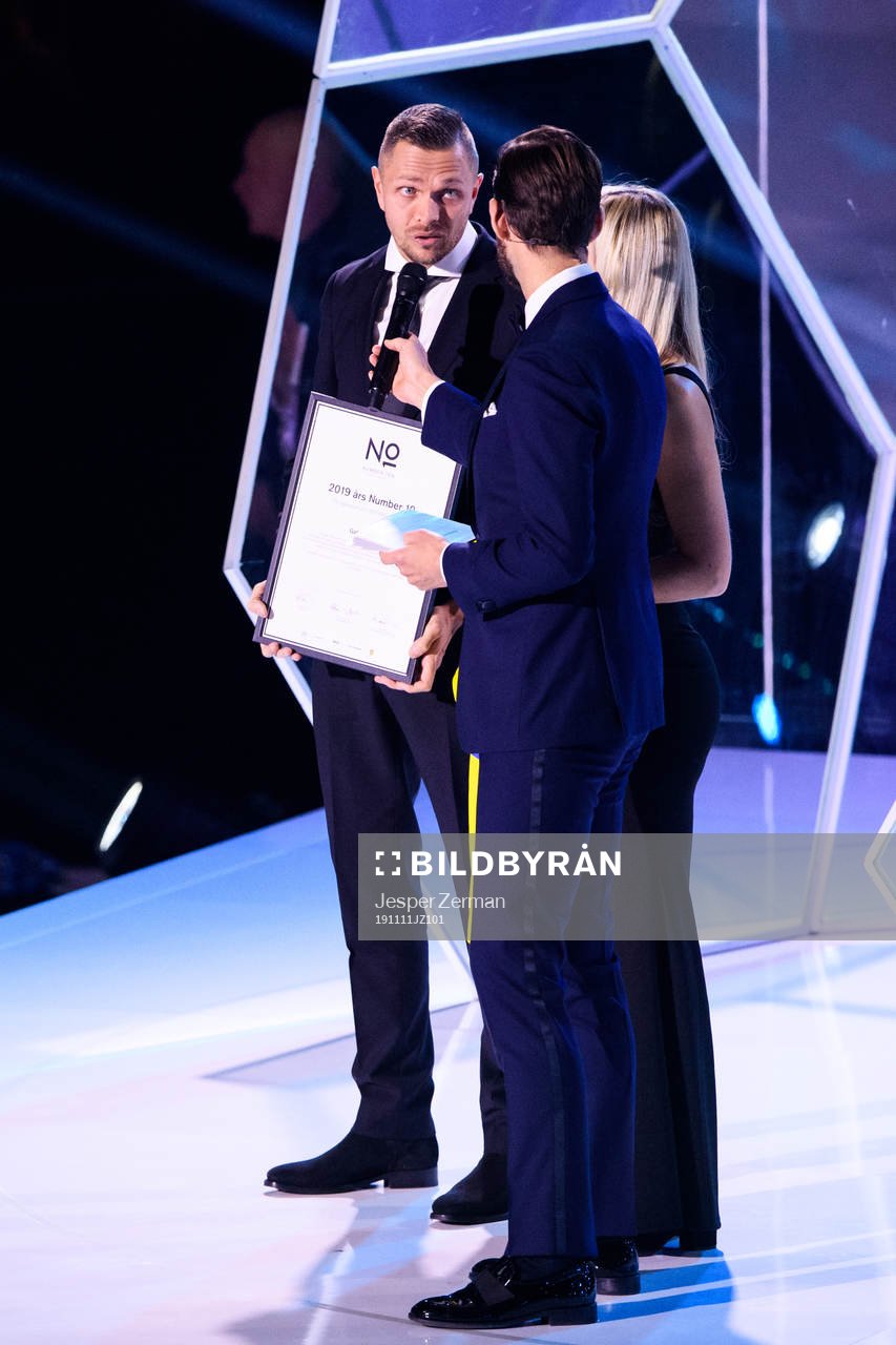 Sofie Nehvonen och Jeff Tössberg från Gatans Lag, pristagare av 2019 års Number 10 stipendium från 10Foundation under Fotbollsgalan den 11 november 2019 i Stockholm.
