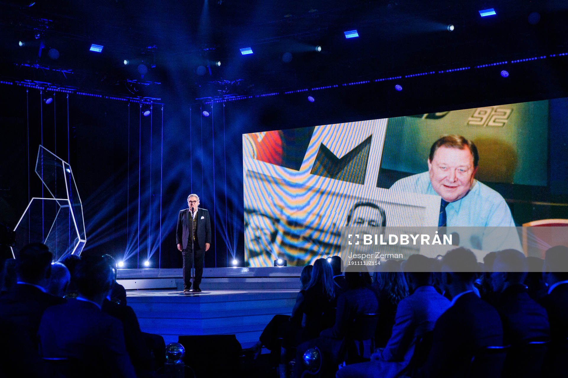 Tommy Körberg uppträder framför en bild på Lennart Johansson under Fotbollsgalan den 11 november 2019 i Stockholm.