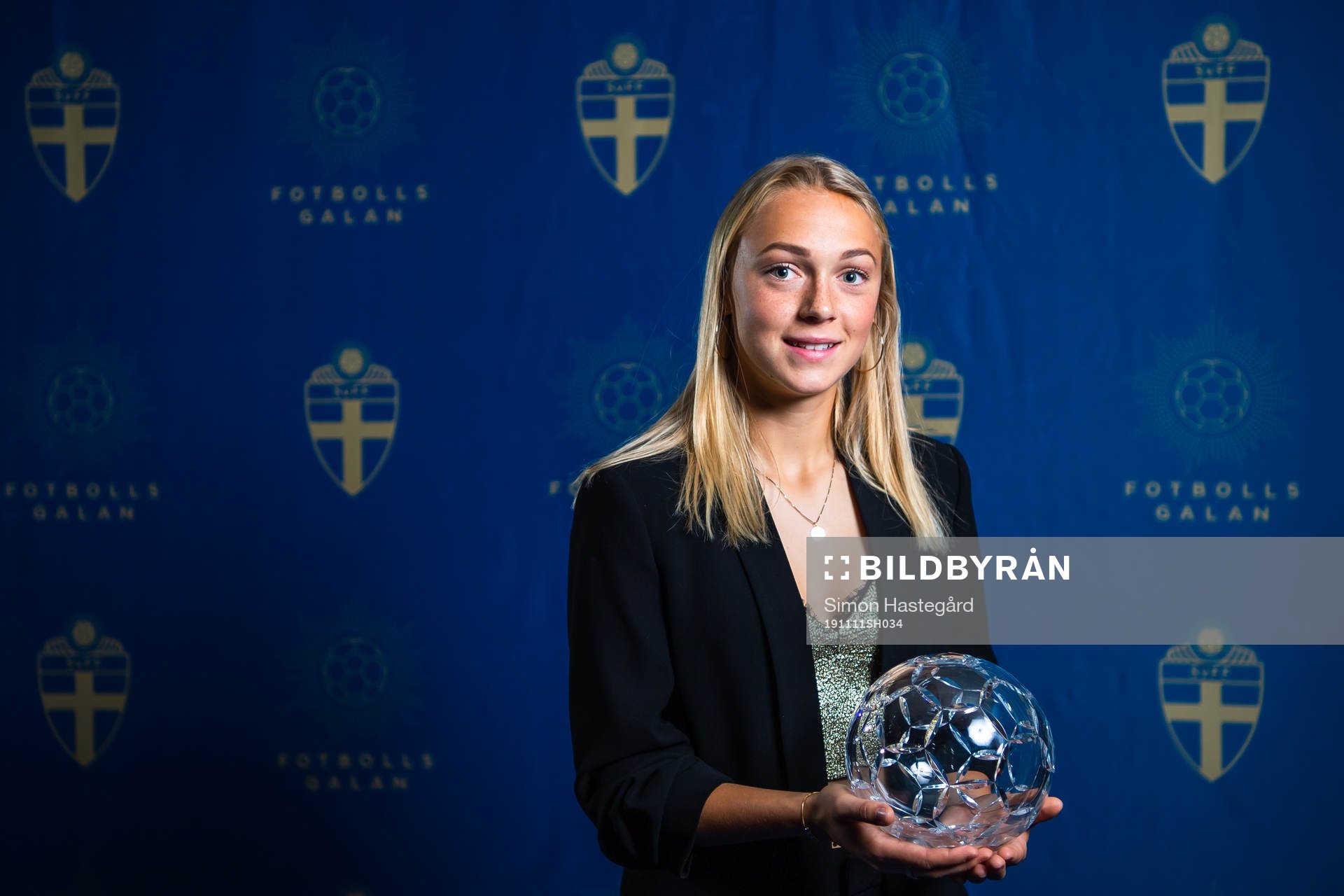 FC Rosengårds Hanna Bennison med priset för Årets