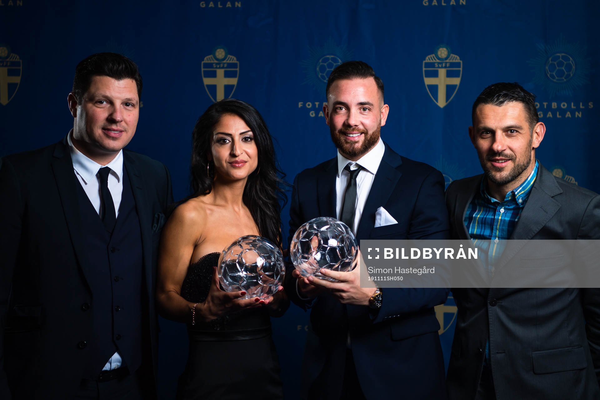 Prisutdelare Matija Dulvat och Mufad Bajraktarevic med Falcao FCs Nazanin Vaseghpanah och IFK Uddevalla/Örebro SKs Kristian Legiec poserar för porträtt med priset för Årets Futsalspelare under Fotbollsgalan den 11 november 2019 i Stockholm.