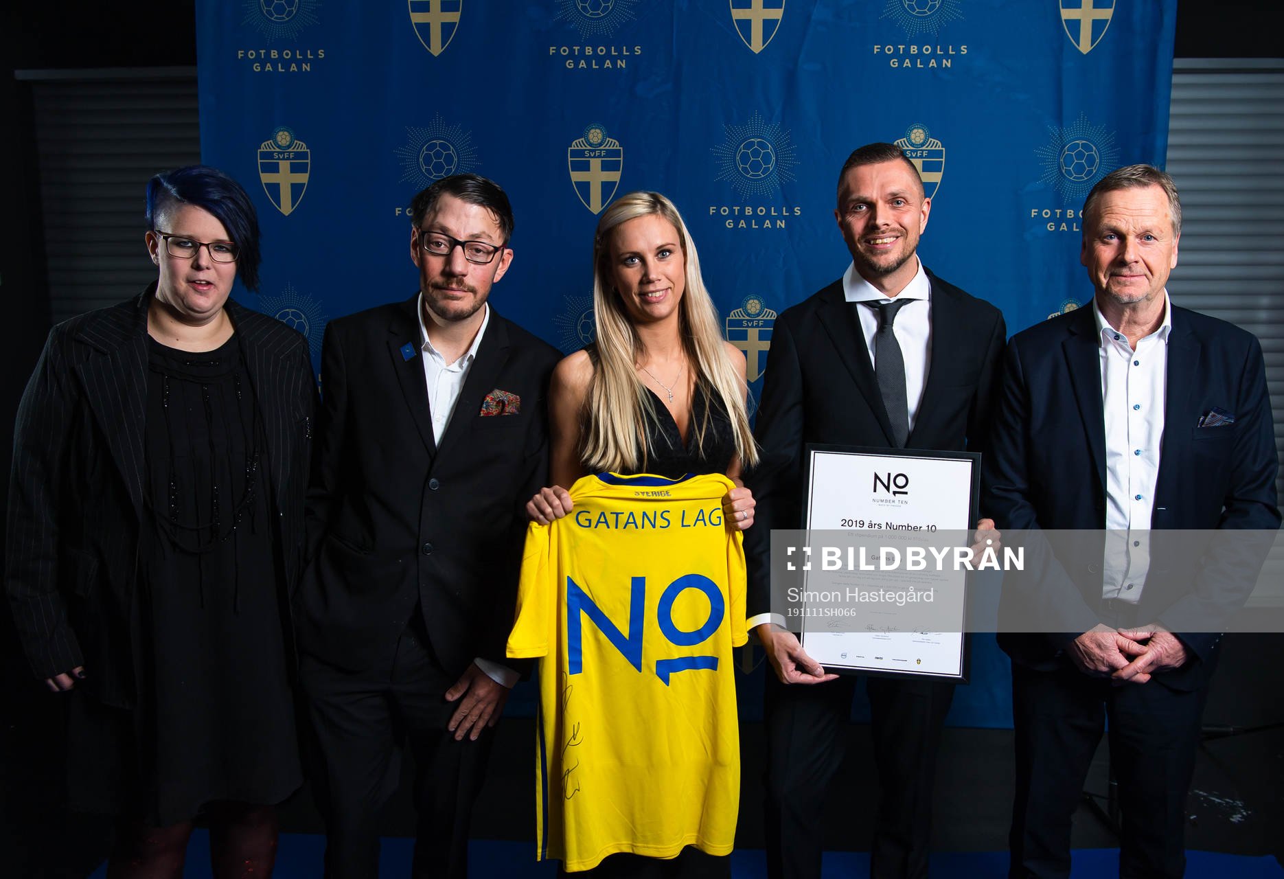 Representanter från Grunden bois med Sofie Nehvonen och Jeff Tössberg, Gatans Lag, poserar för porträtt med priset för 2019 års Number 10 stipendium från 10Foundation under Fotbollsgalan den 11 november 2019 i Stockholm.