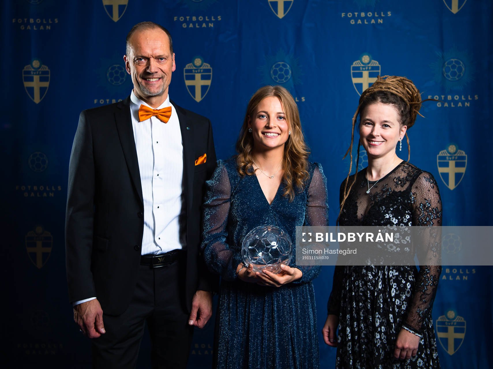 Prisutdelare Joakim Henriksson, VD OBOS, och Amanda Lind, Sveriges kultur och idrottsminister, med FC Rosengårds Anna Anvegård poserar för porträtt med priset för Årets mest värdefulla spelare under Fotbollsgalan den 11 november 2019 i Stockholm.