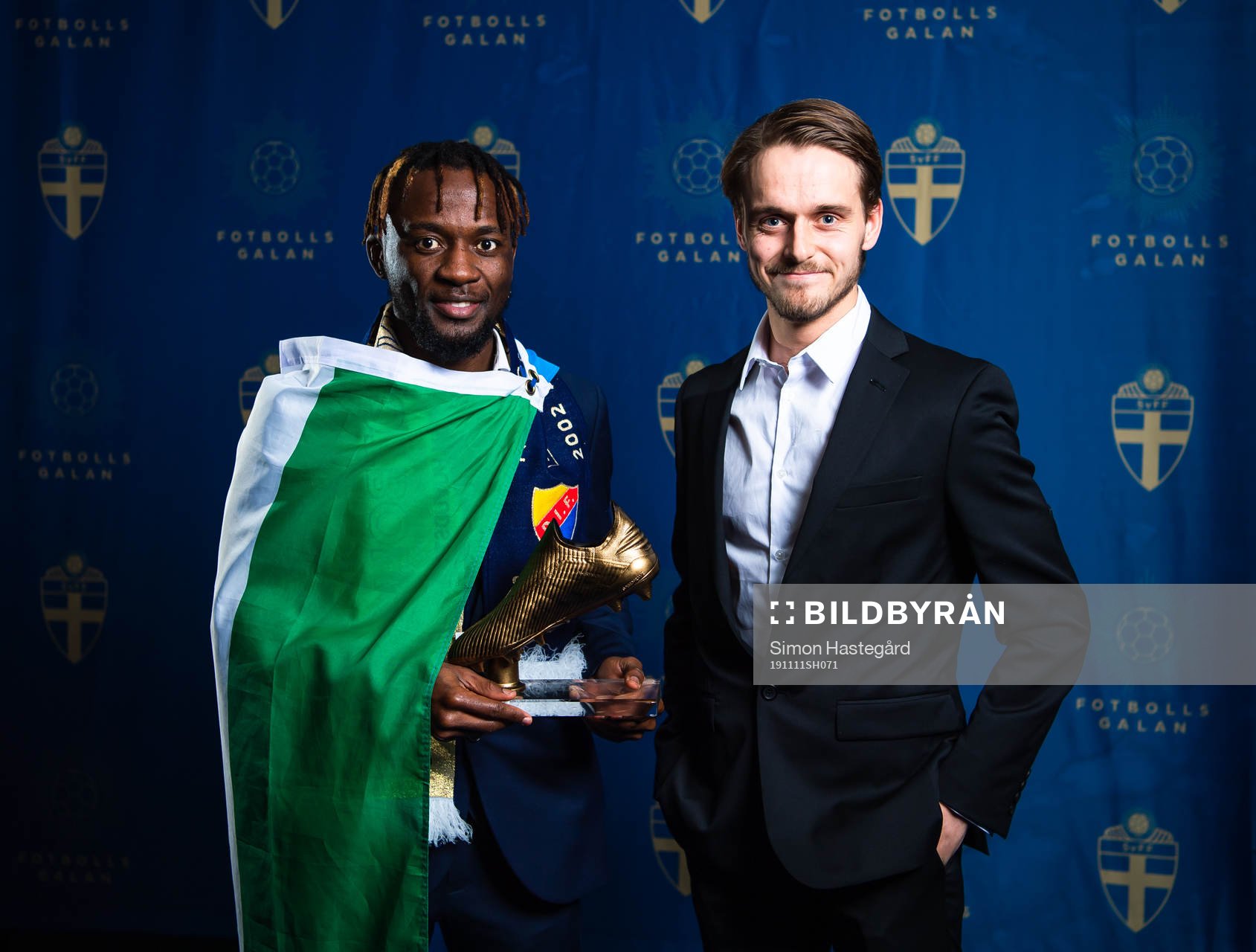 Prisutdelare Jesper Karlsson med Djurgårdens Mohamed Buya
