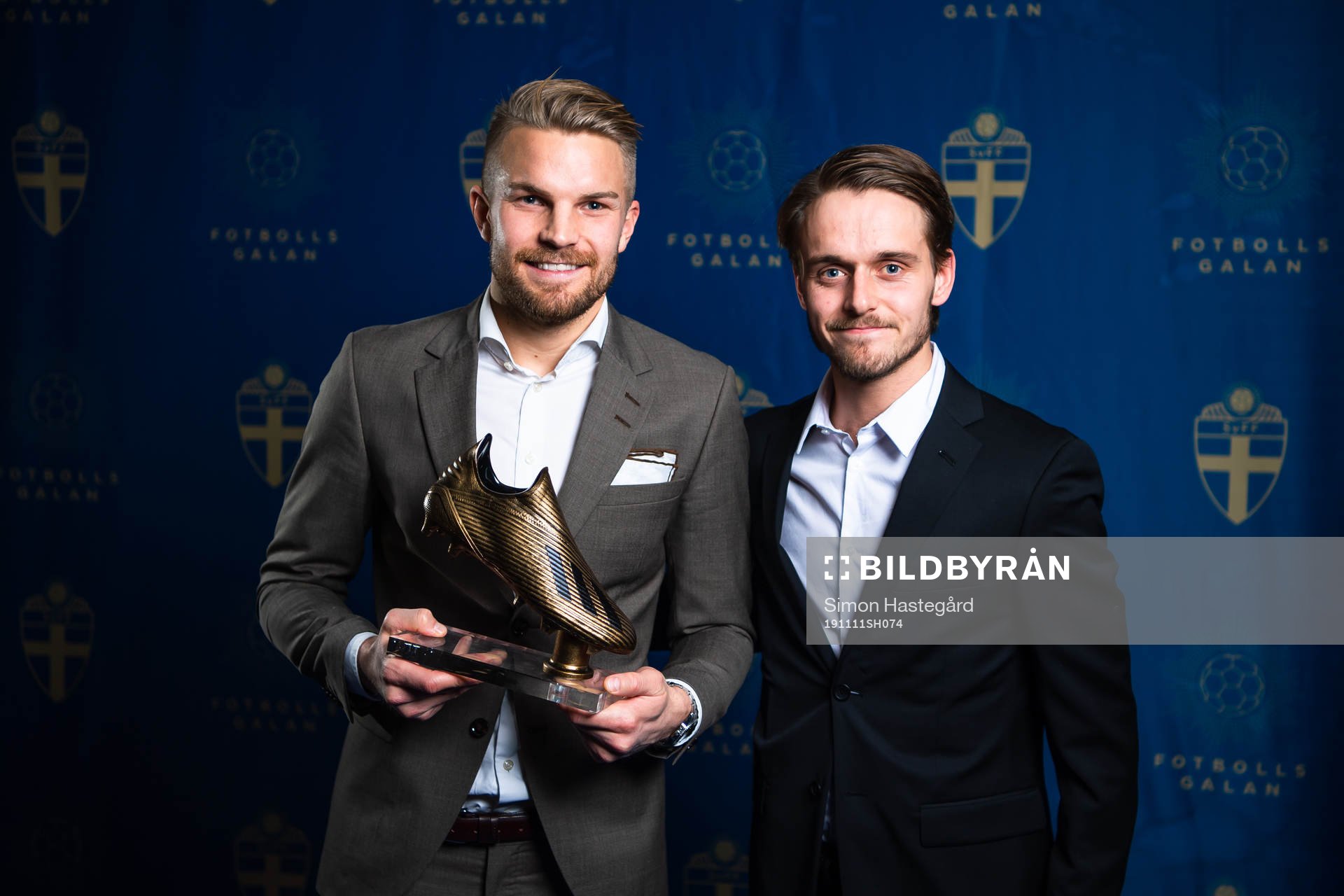 Prisutdelare Jesper Karlsson med Degerfors Erim Björndahl