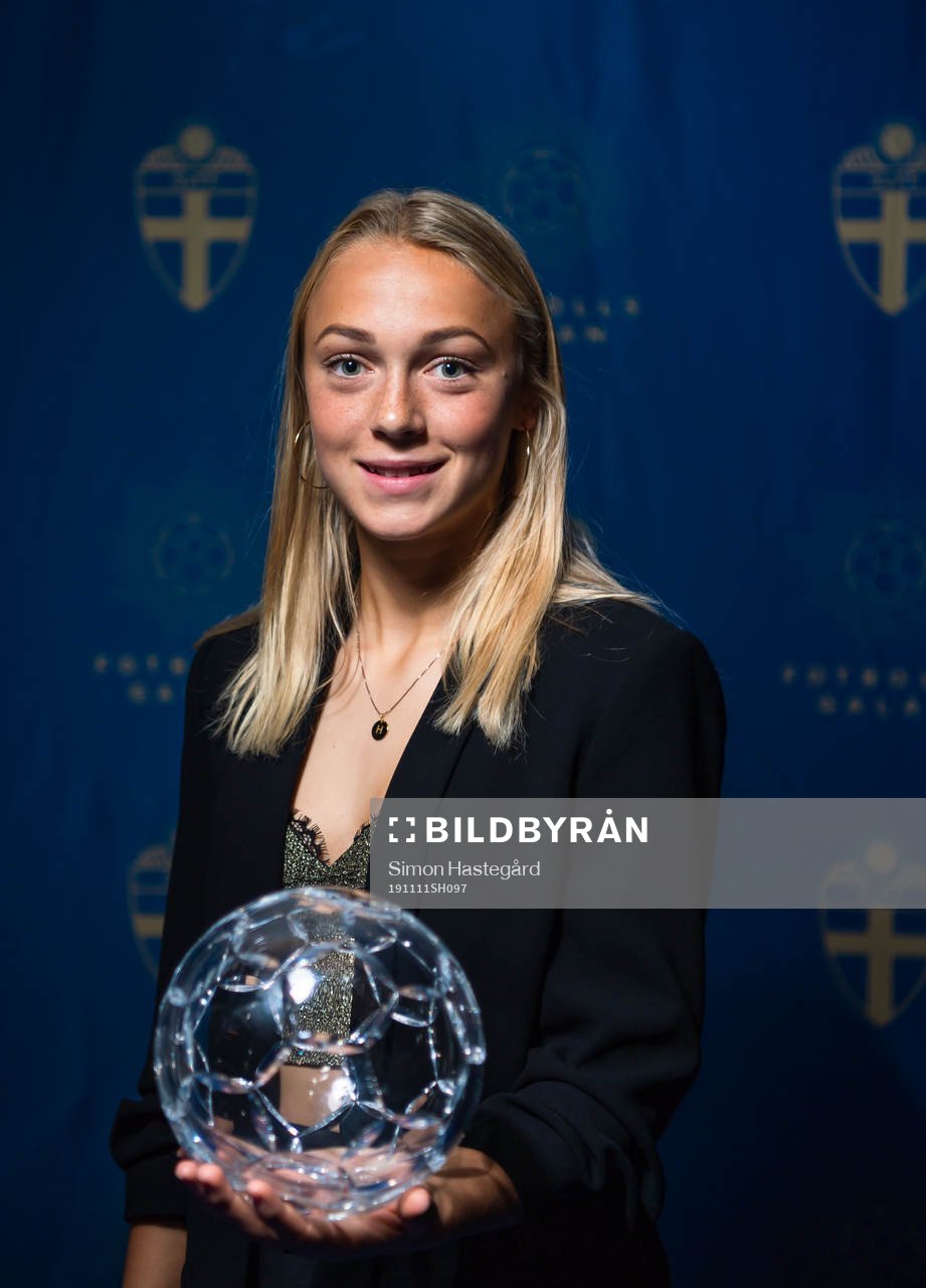 FC Rosengårds Hanna Bennison med priset för Årets