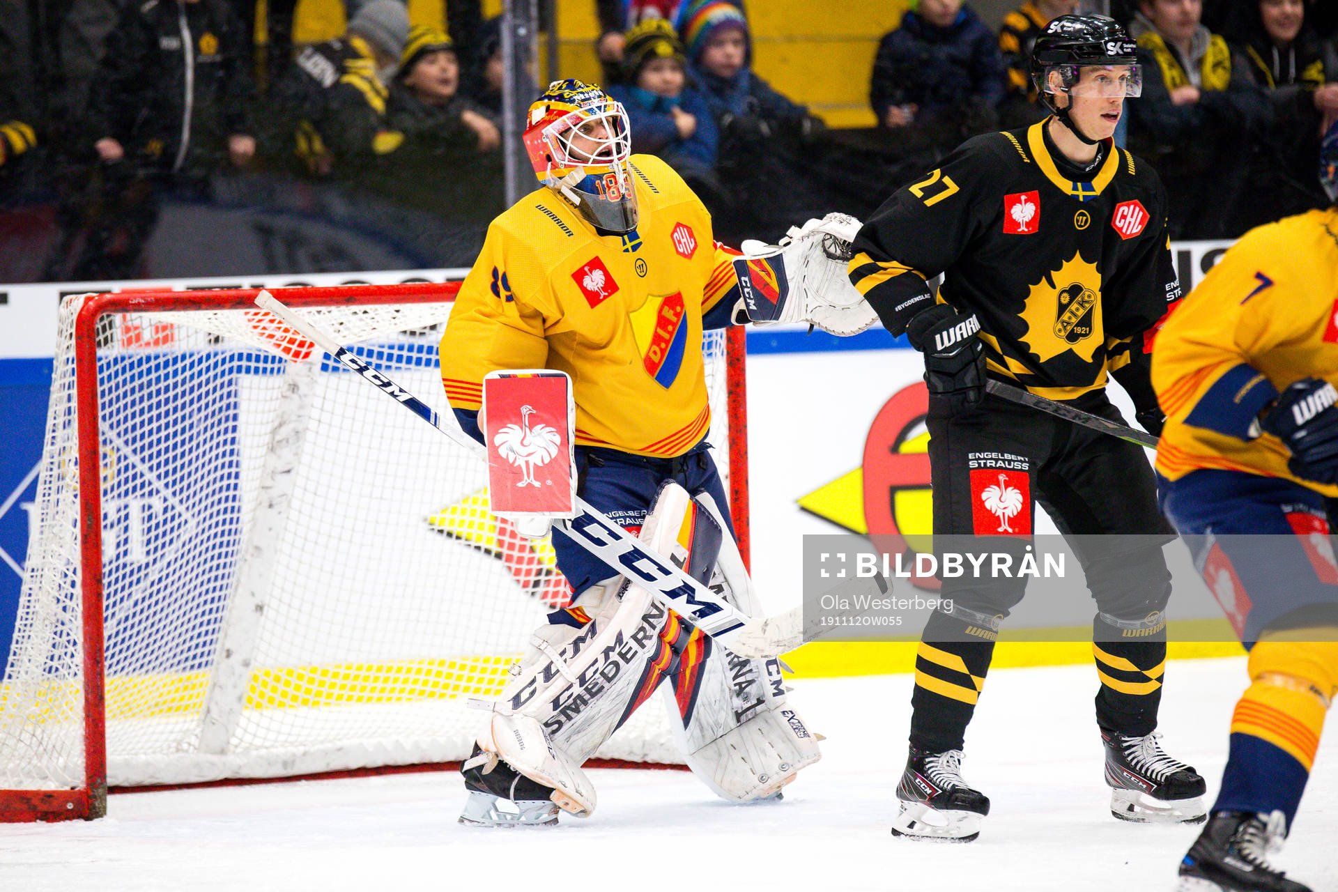 Robin Alvarez of Skellefteå and goalkeeper Niklas Svedberg