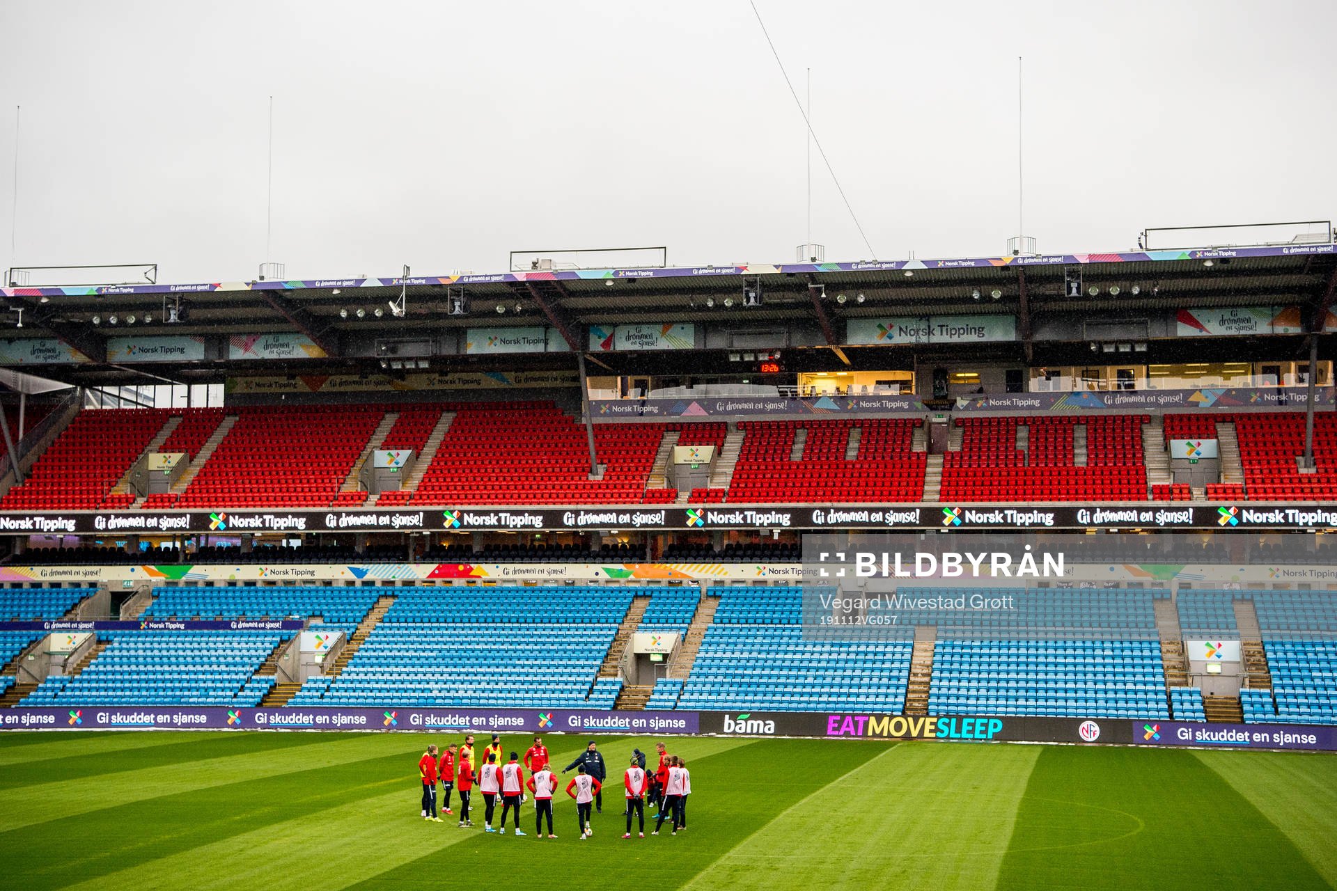 Players of Norway gather in a circle