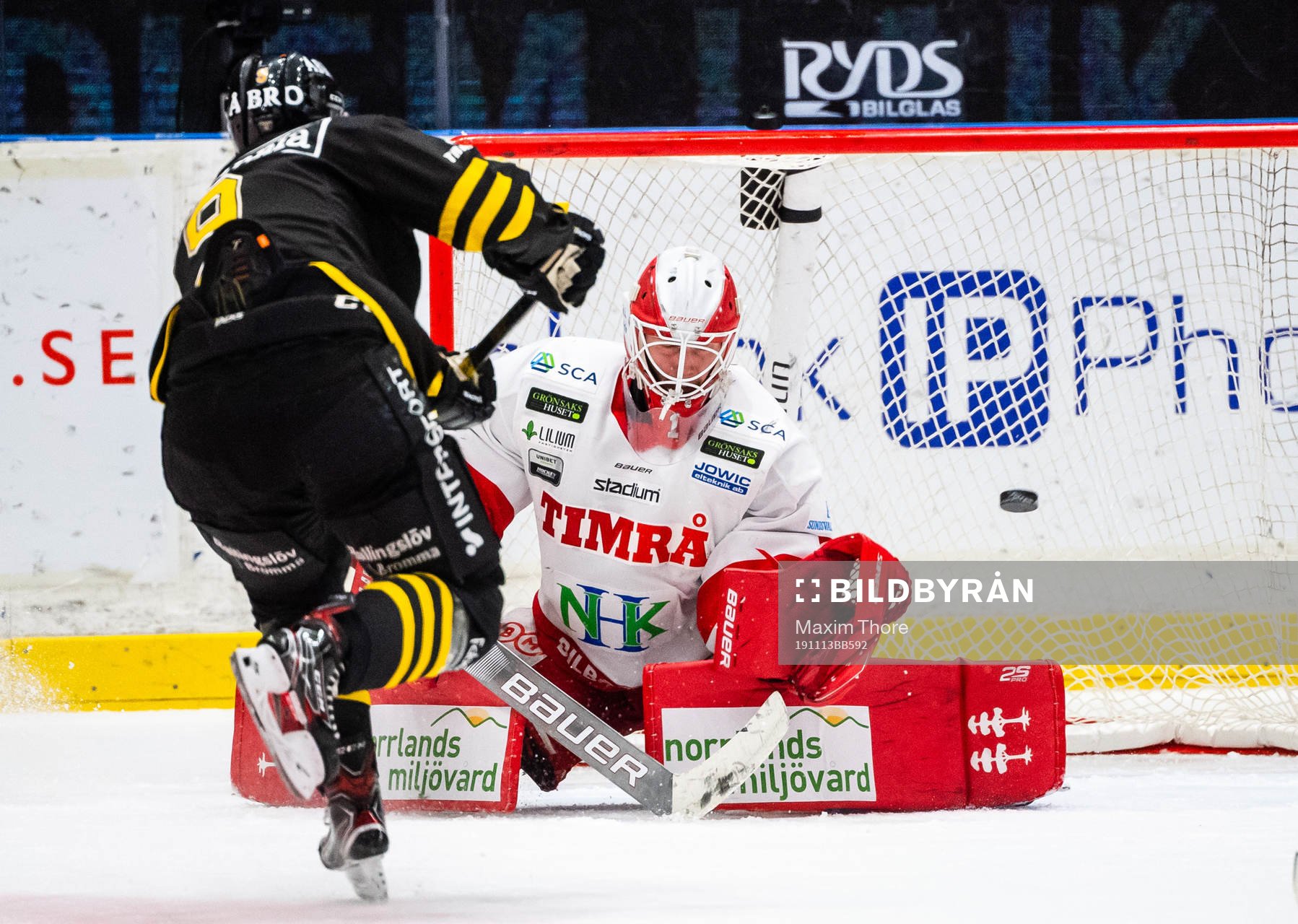 s Henrik Rommel reducerar till 1-3 bakom Timrås målvakt