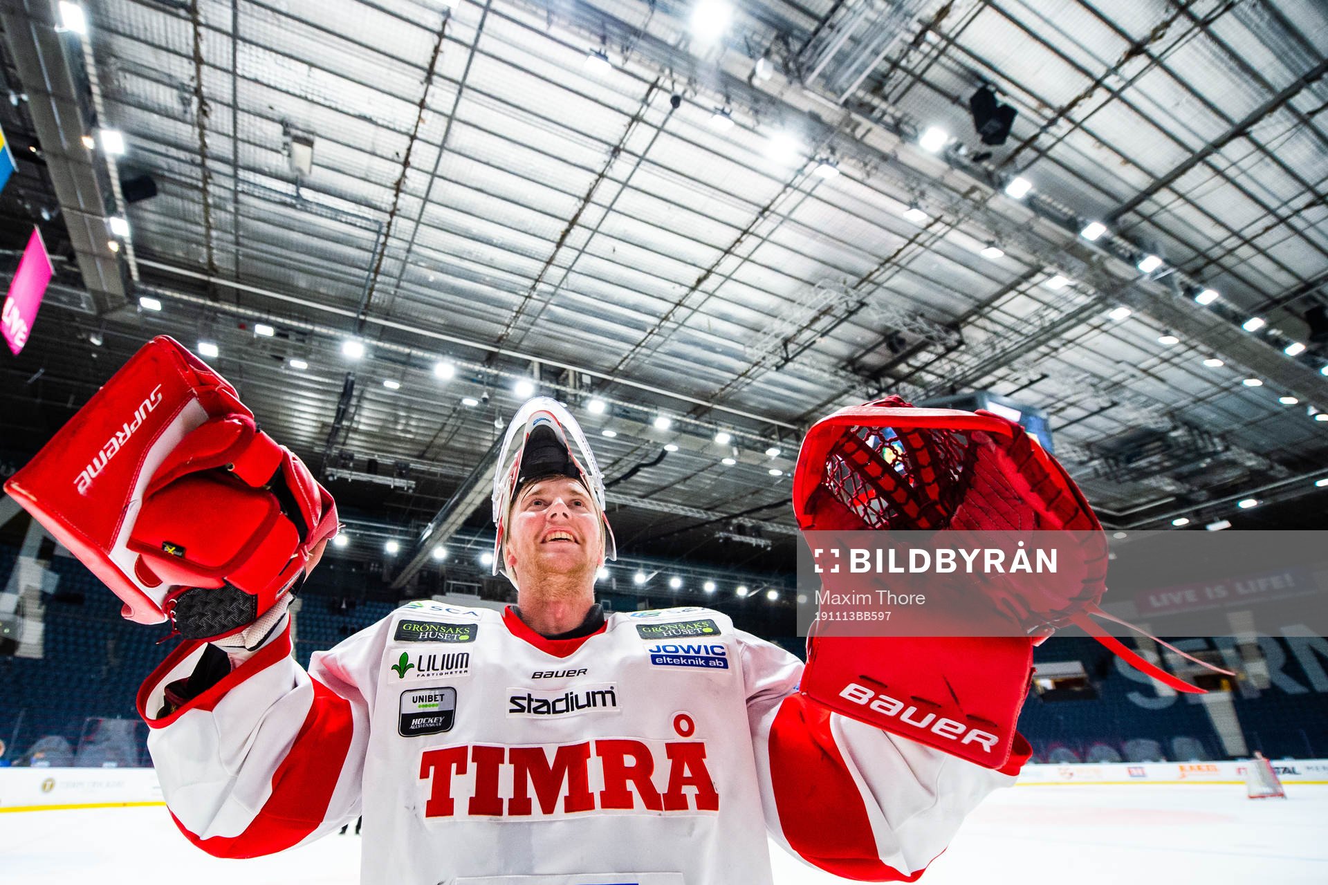 Timrås målvakt Victor Brattström jublar