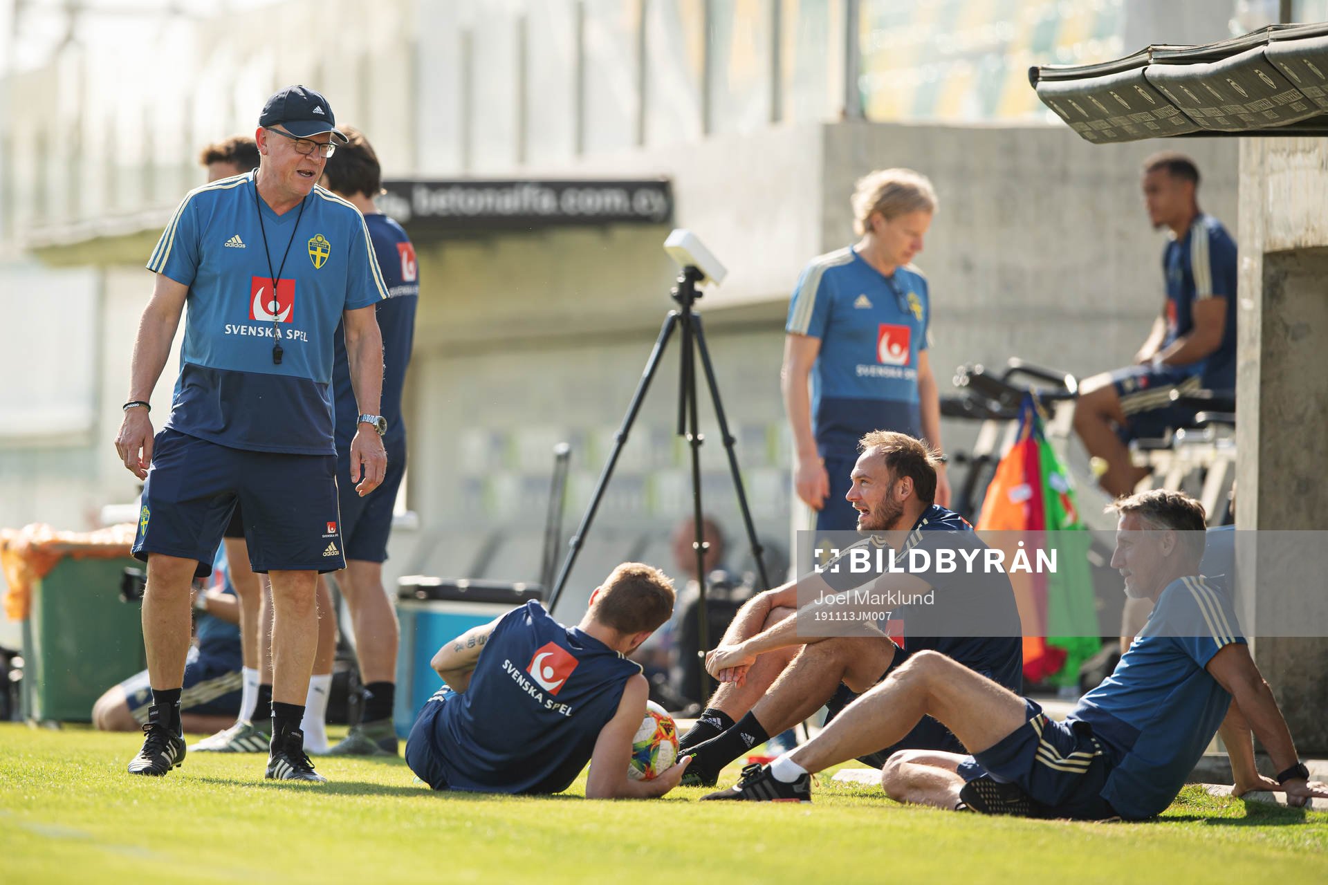 Head coach Janne Andersson and Andreas Granqvist of the