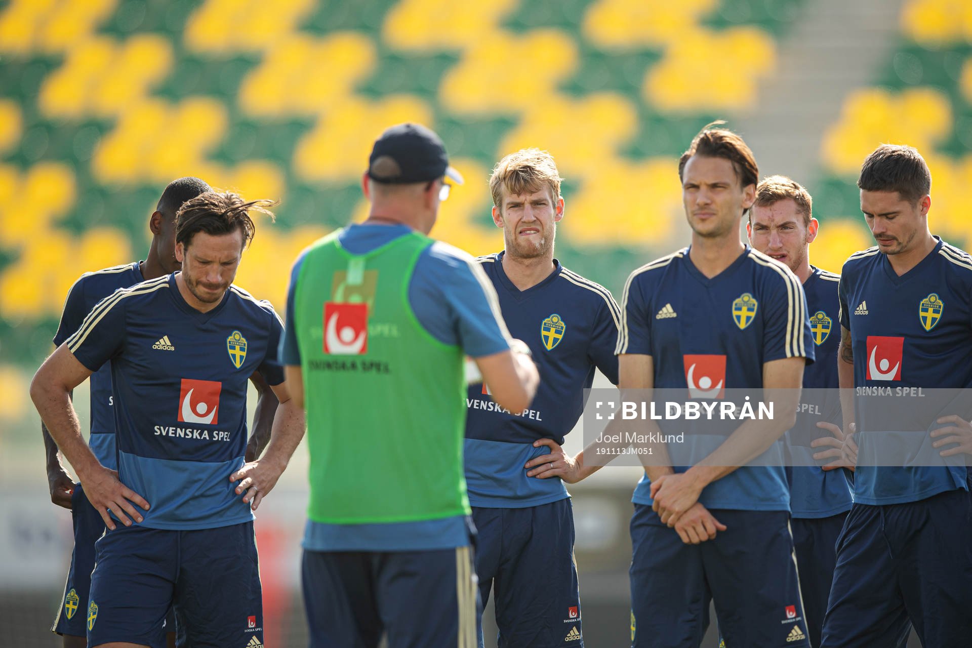 Head coach Janne Andersson in front of Gustav Svensson,