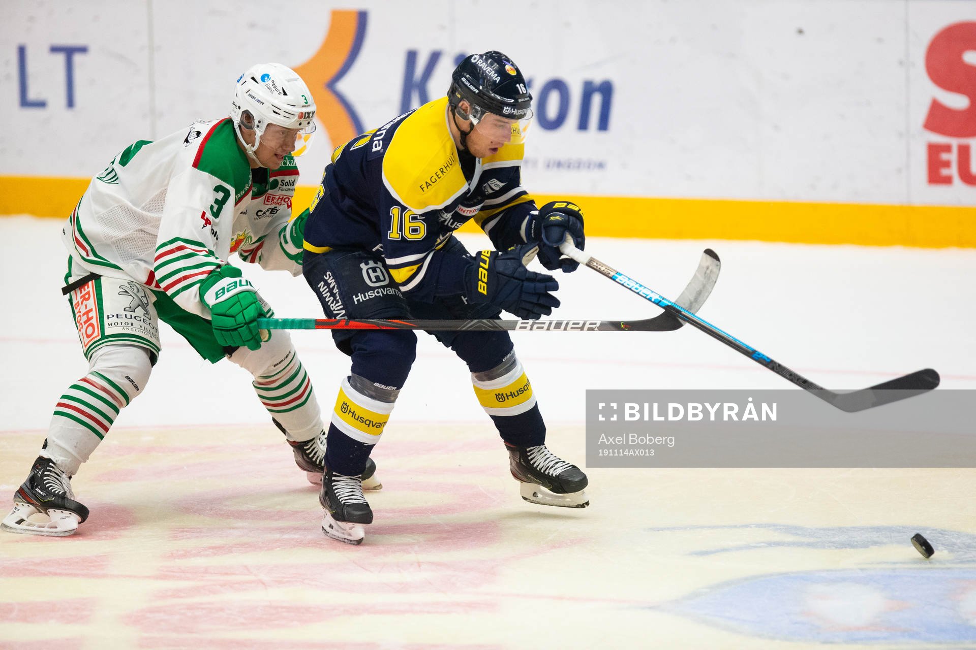 s Filip Sandberg i kamp om pucken