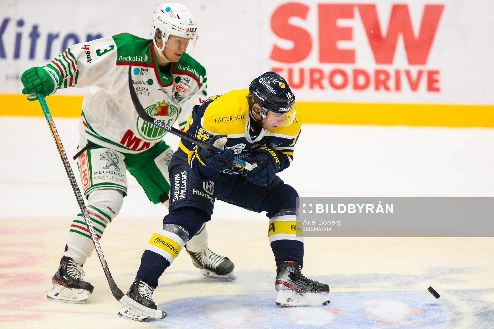 s Filip Sandberg i kamp om pucken