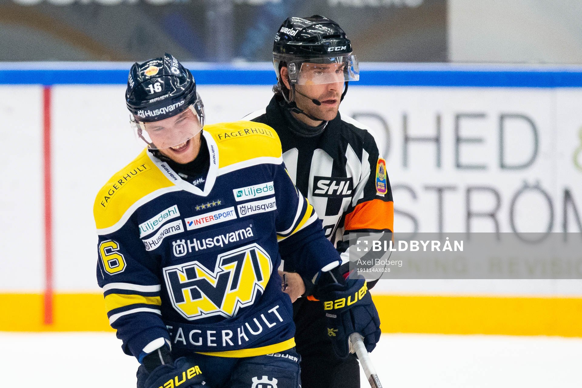 s Filip Sandberg och domare Mikael Sjöqvist