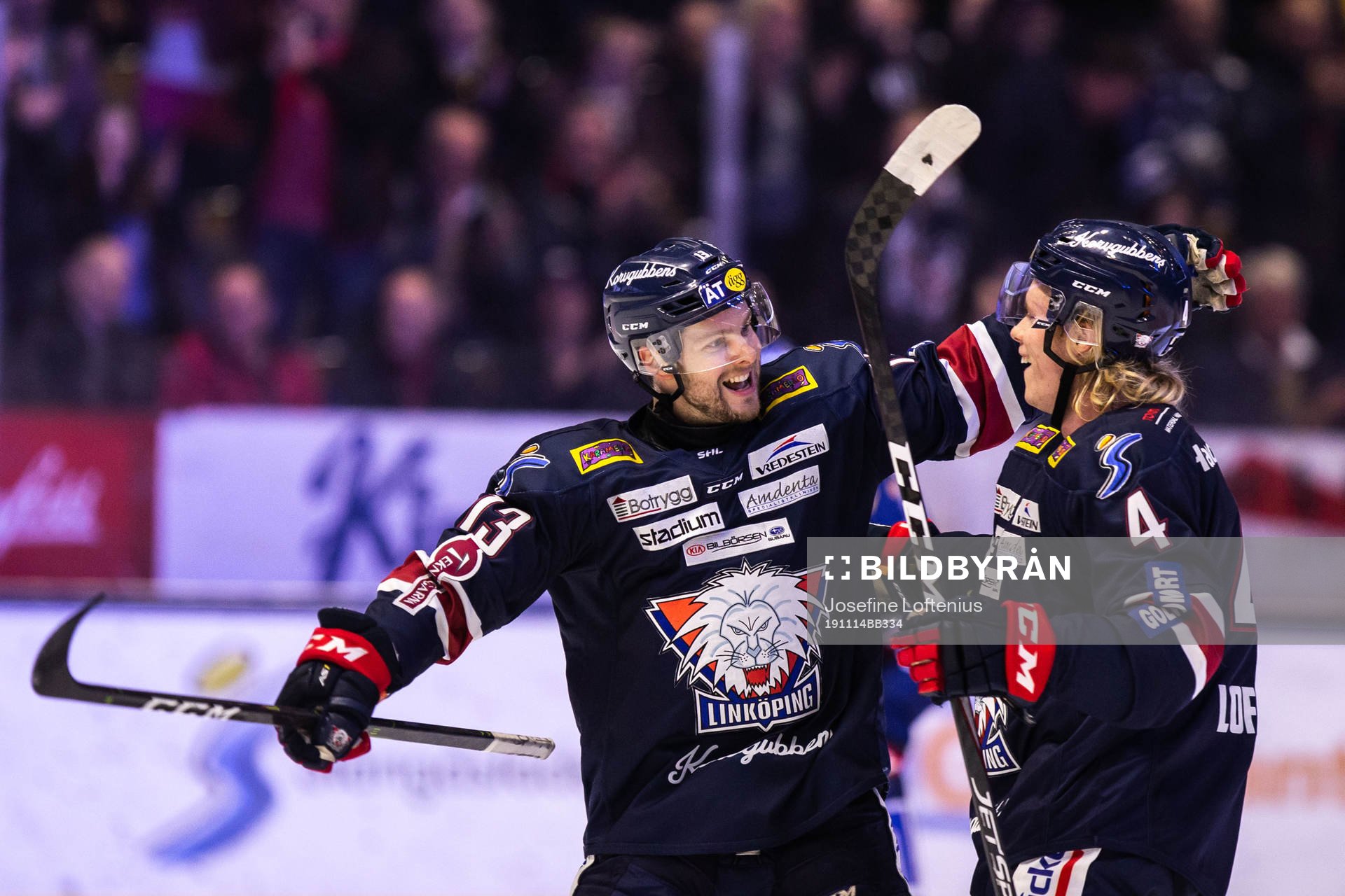 Linköpings Andrew Gordon jublar med Samuel Lofquist