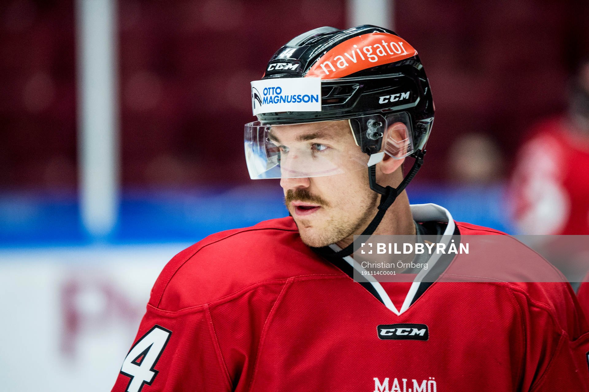 Malmö Redhawks Jesper Jensen Aabo värmer upp iklädd en