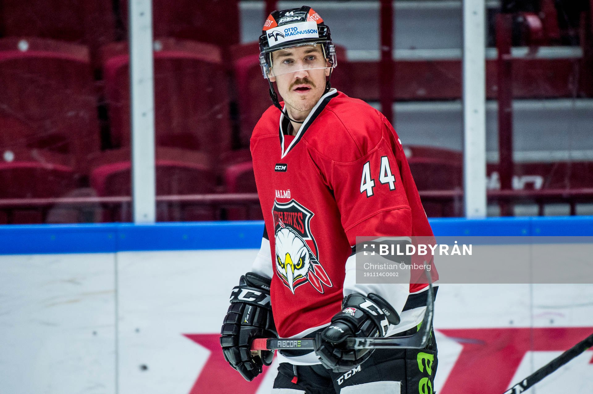 Malmö Redhawks Jesper Jensen Aabo värmer upp iklädd en