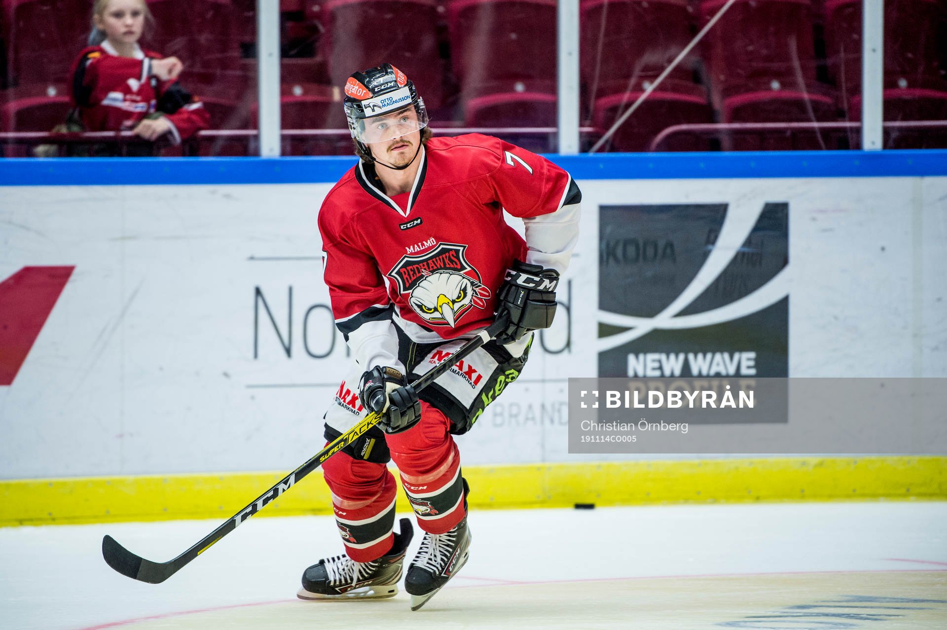 Malmö Redhawks Marcus Björk värmer upp iklädd en