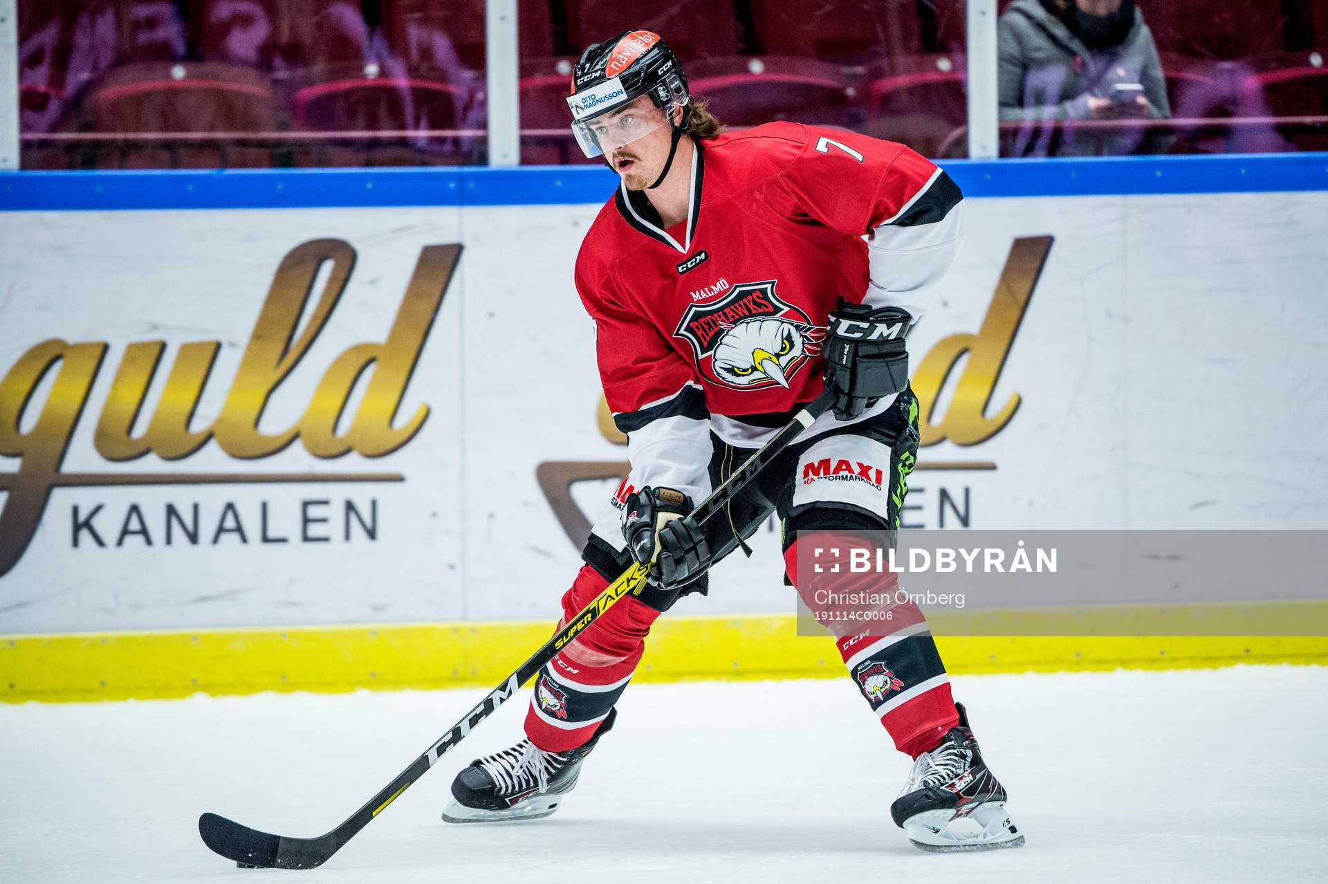 Malmö Redhawks Marcus Björk värmer upp iklädd en