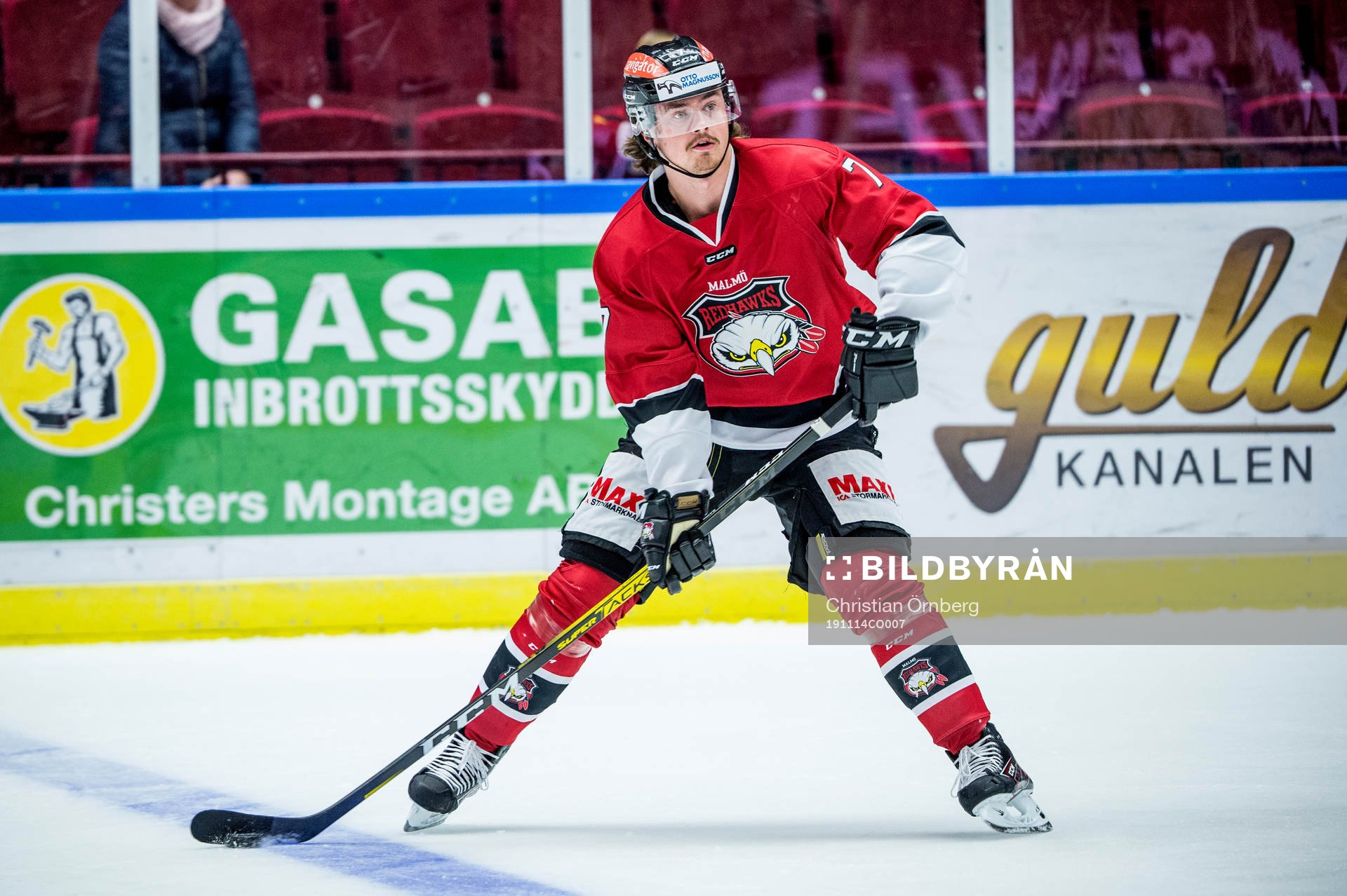 Malmö Redhawks Marcus Björk värmer upp iklädd en