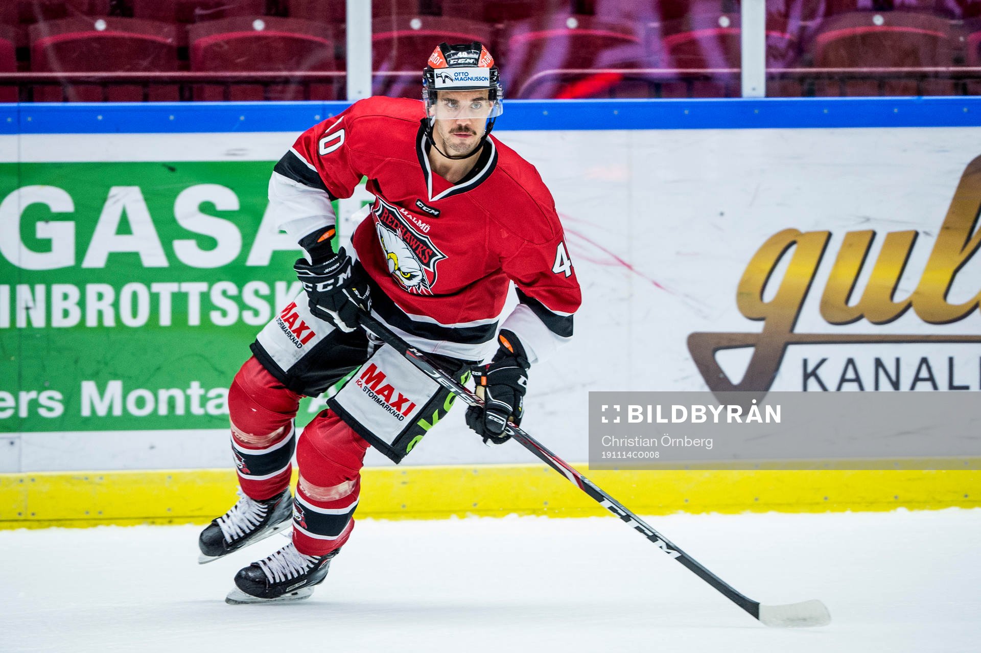 Malmö Redhawks Jesper Jensen värmer upp iklädd en