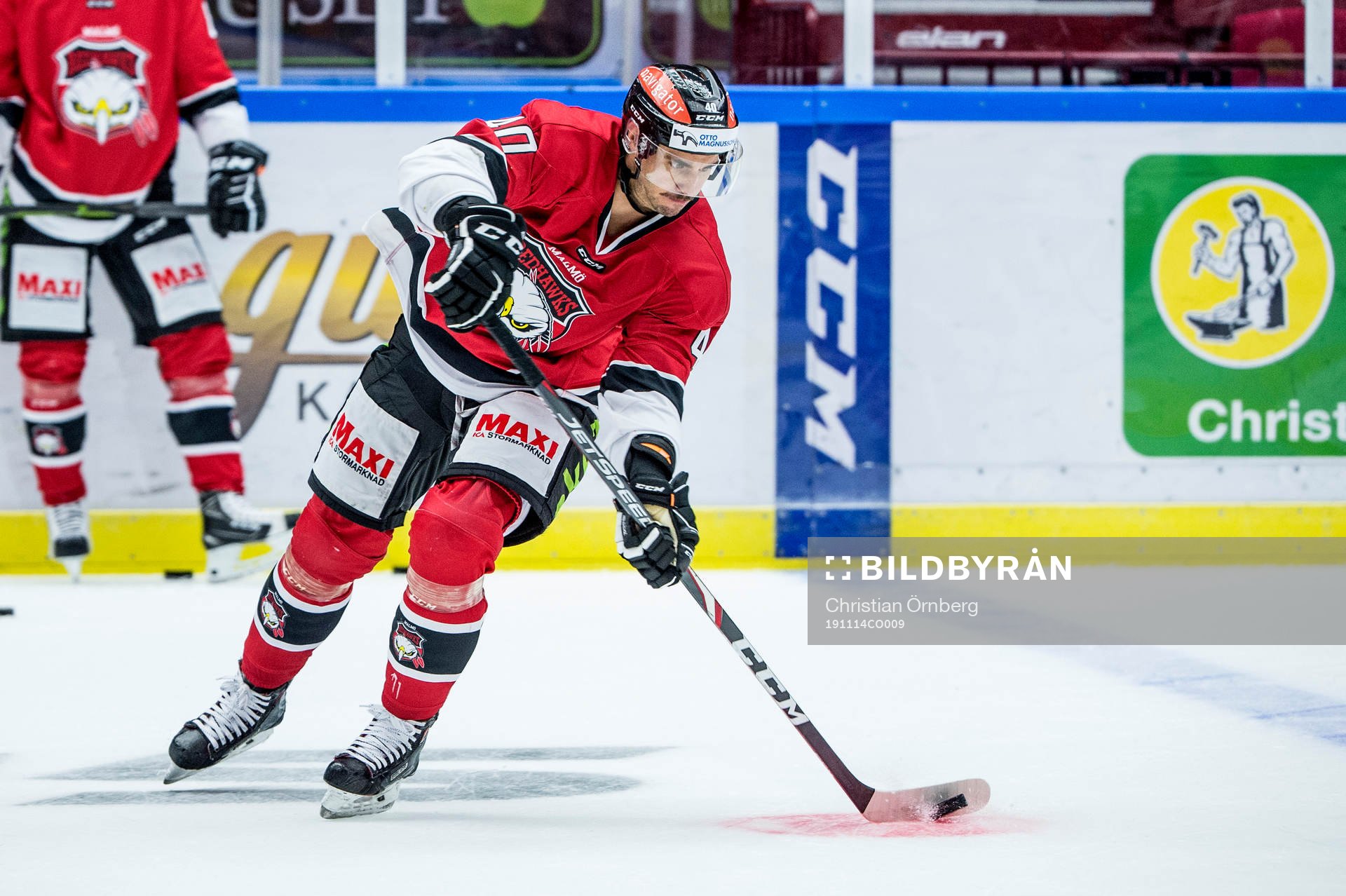Malmö Redhawks Jesper Jensen värmer upp iklädd en
