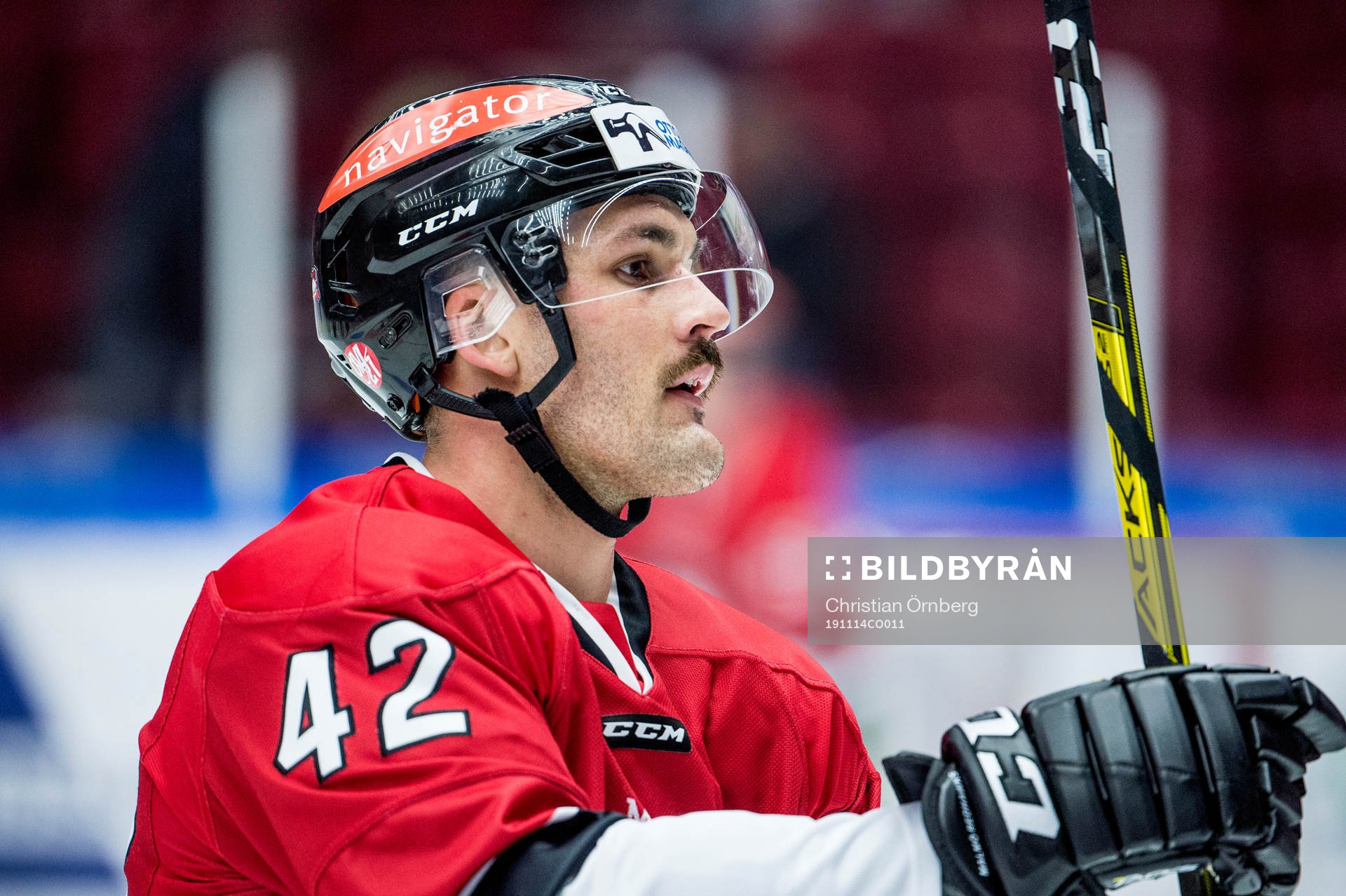 Malmö Redhawks Niklas Arell värmer upp iklädd en