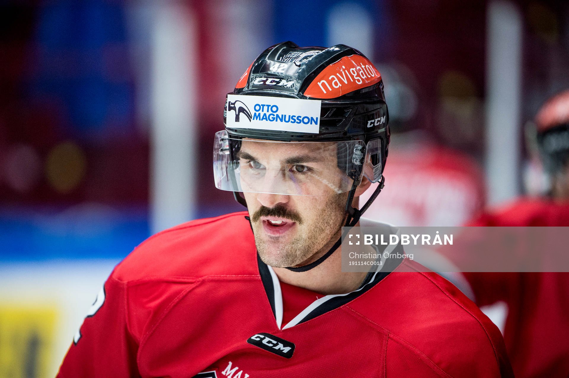 Malmö Redhawks Niklas Arell värmer upp iklädd en